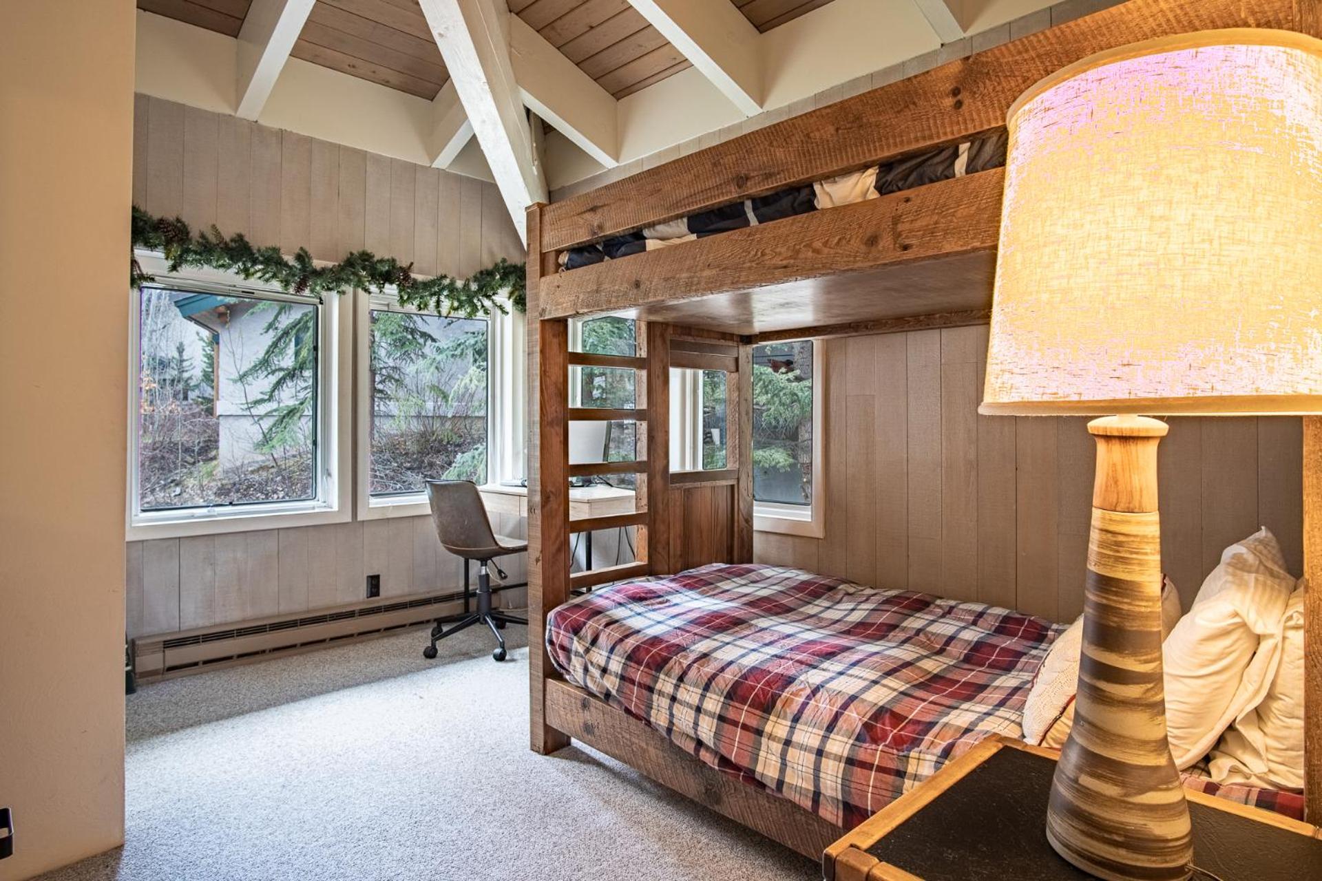 Next to Warm Springs Lifts-Hot tub, Pool & Tennis!