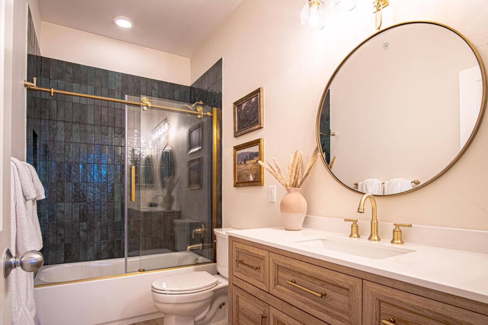 Snow Star Serenade - Hot Tub + Gym + Walk to downtown & ski lifts!