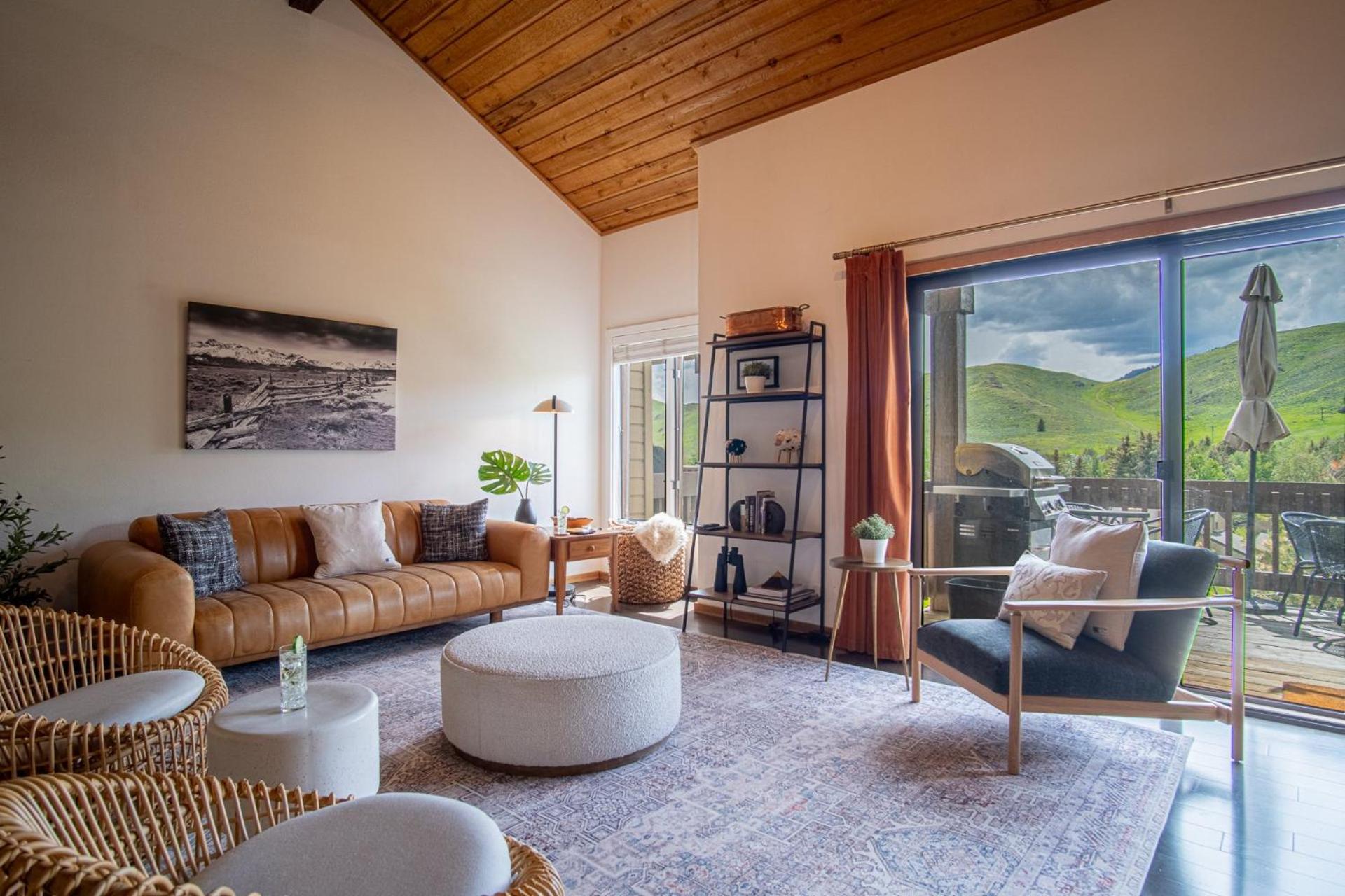 Panoramic Views! Designer`s Condo on Golf Course w/Resort Amenities