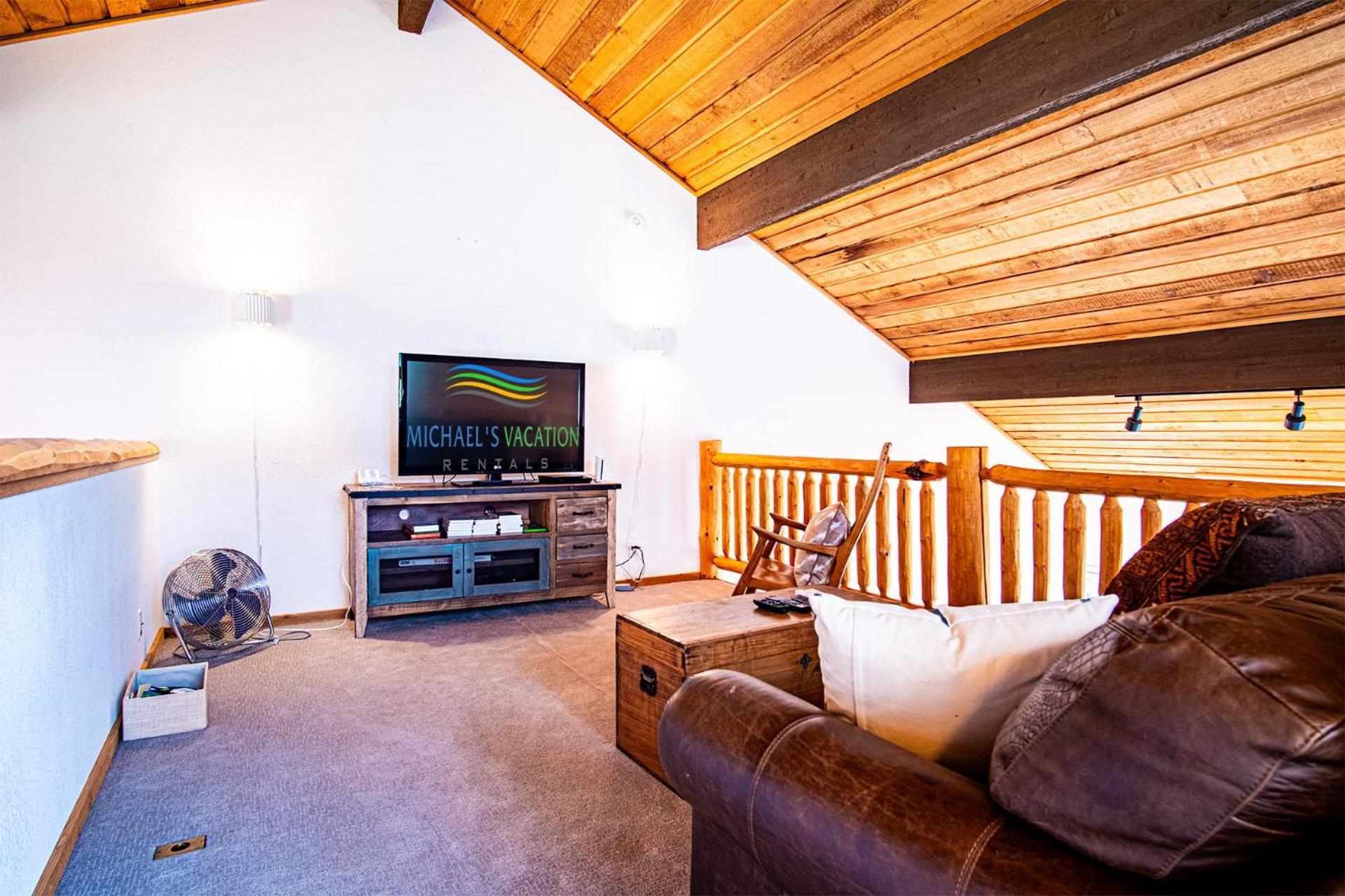 Panoramic Views! Designer`s Condo on Golf Course w/Resort Amenities