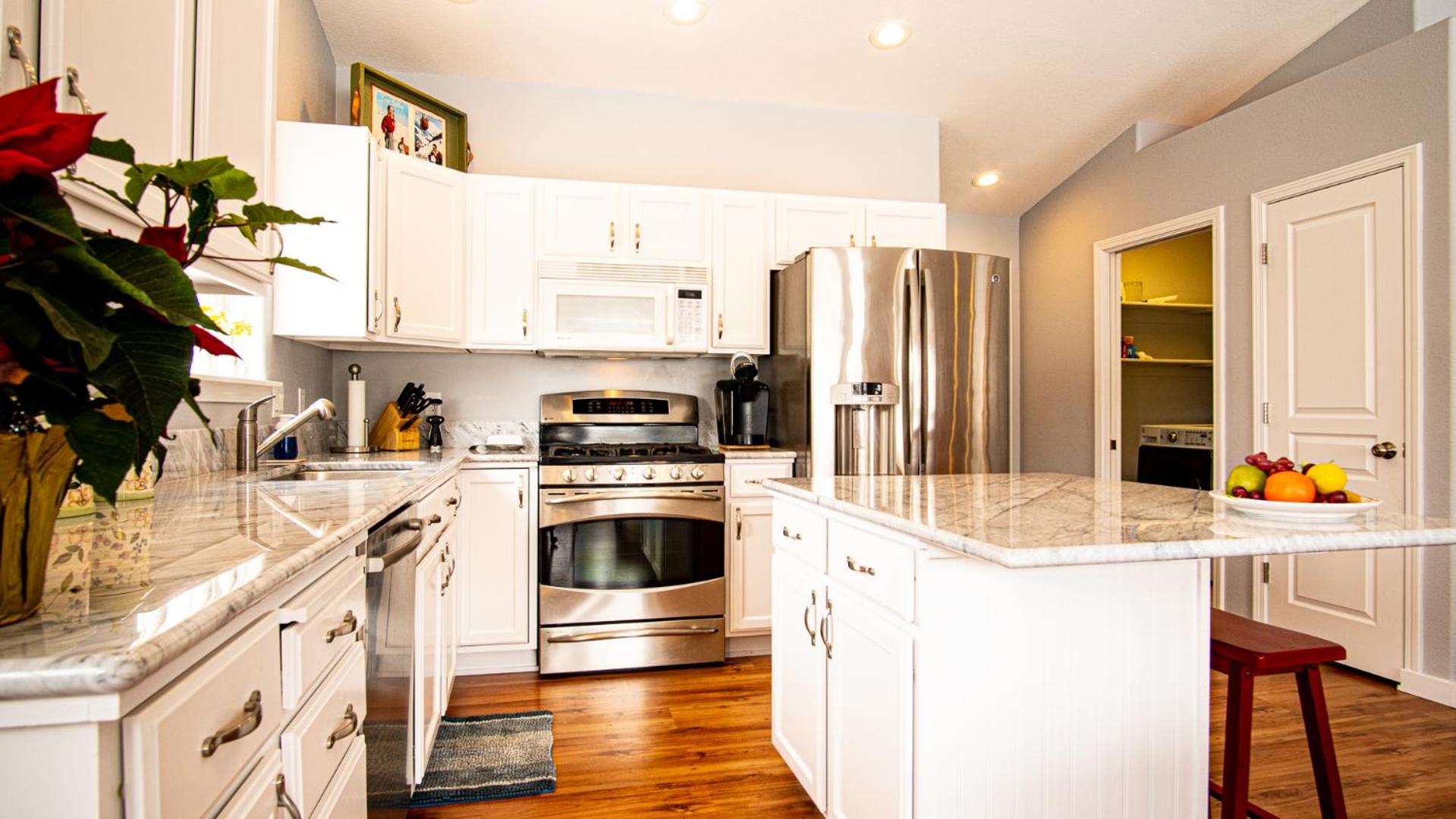 In the Heart of Hailey; PRIVATE PET-FRIENDLY 3 bedroom home with garage