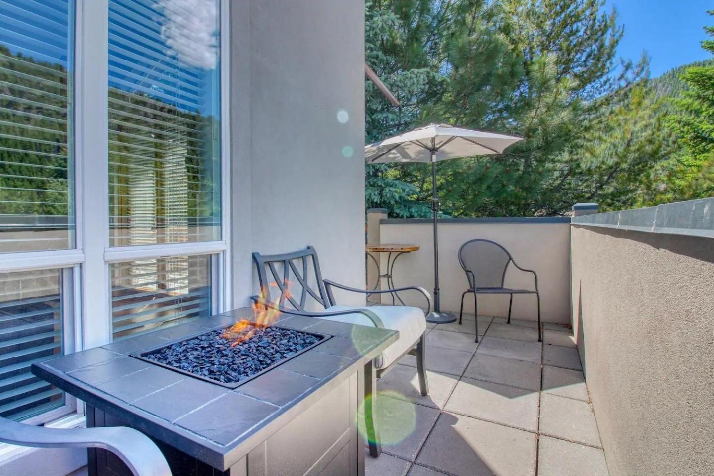 Snow Star Skylight - 3BD 3BA - Hot Tub, Gym, Walk to Ski!