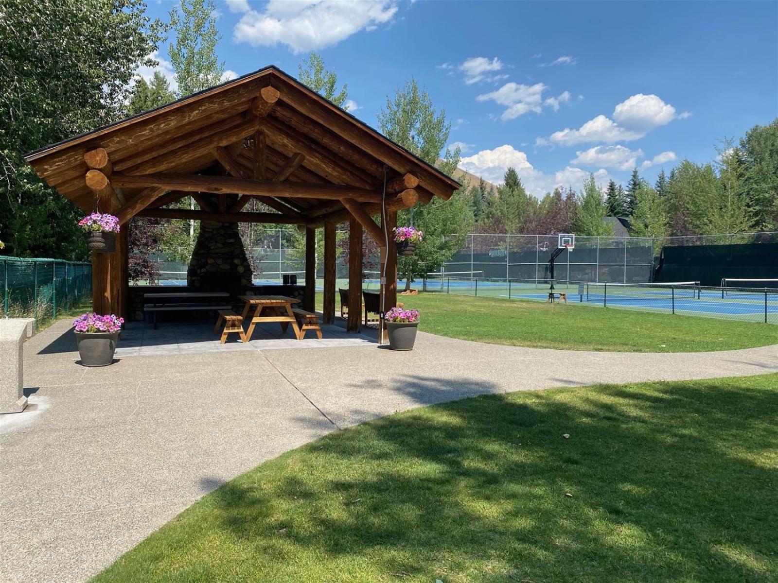 Next to Warm Springs Lifts-Hot tub, Pool & Tennis!