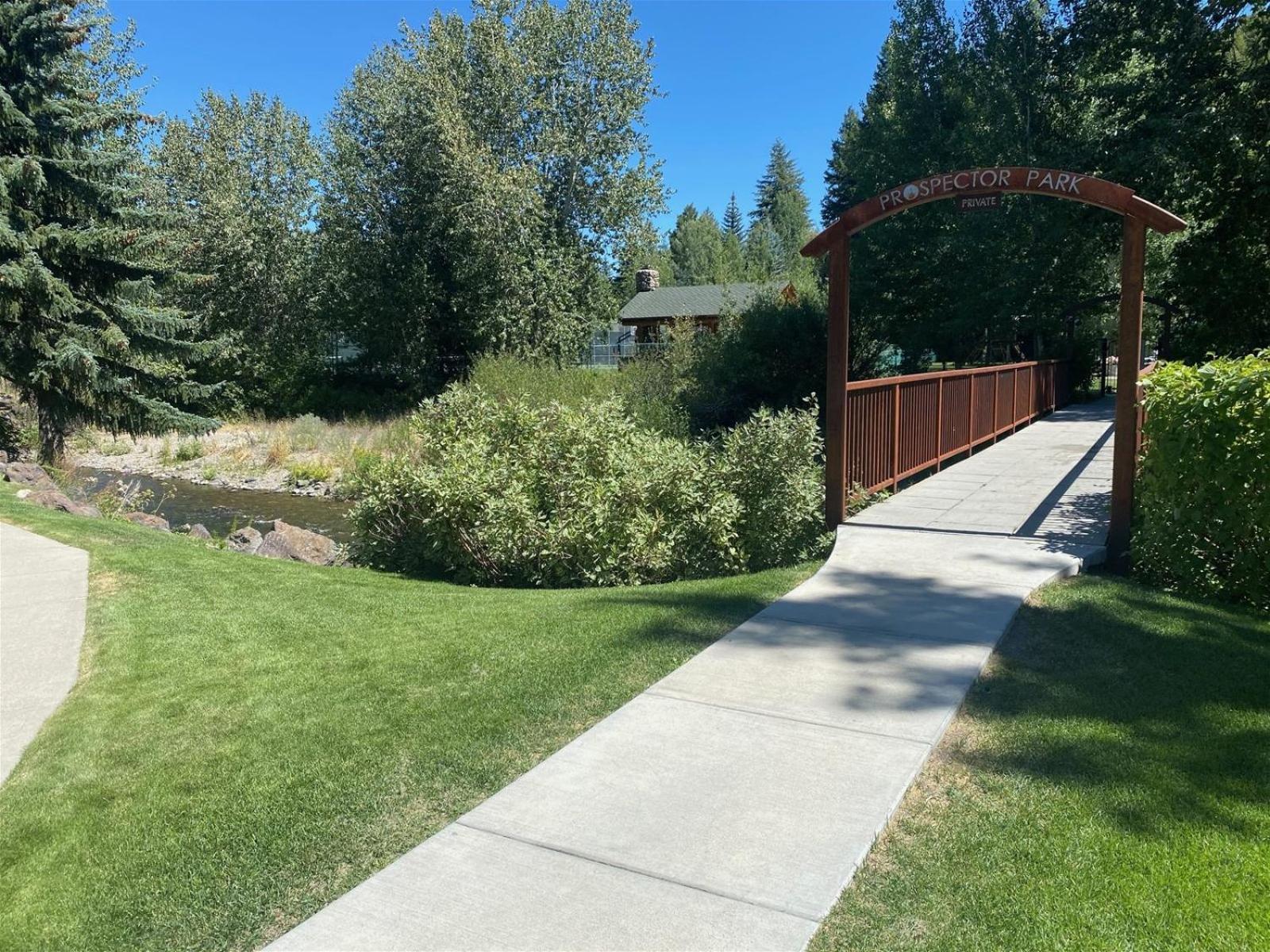 Next to Warm Springs Lifts-Hot tub, Pool & Tennis!