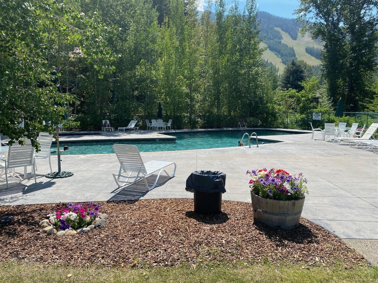 Next to Warm Springs Lifts-Hot tub, Pool & Tennis!