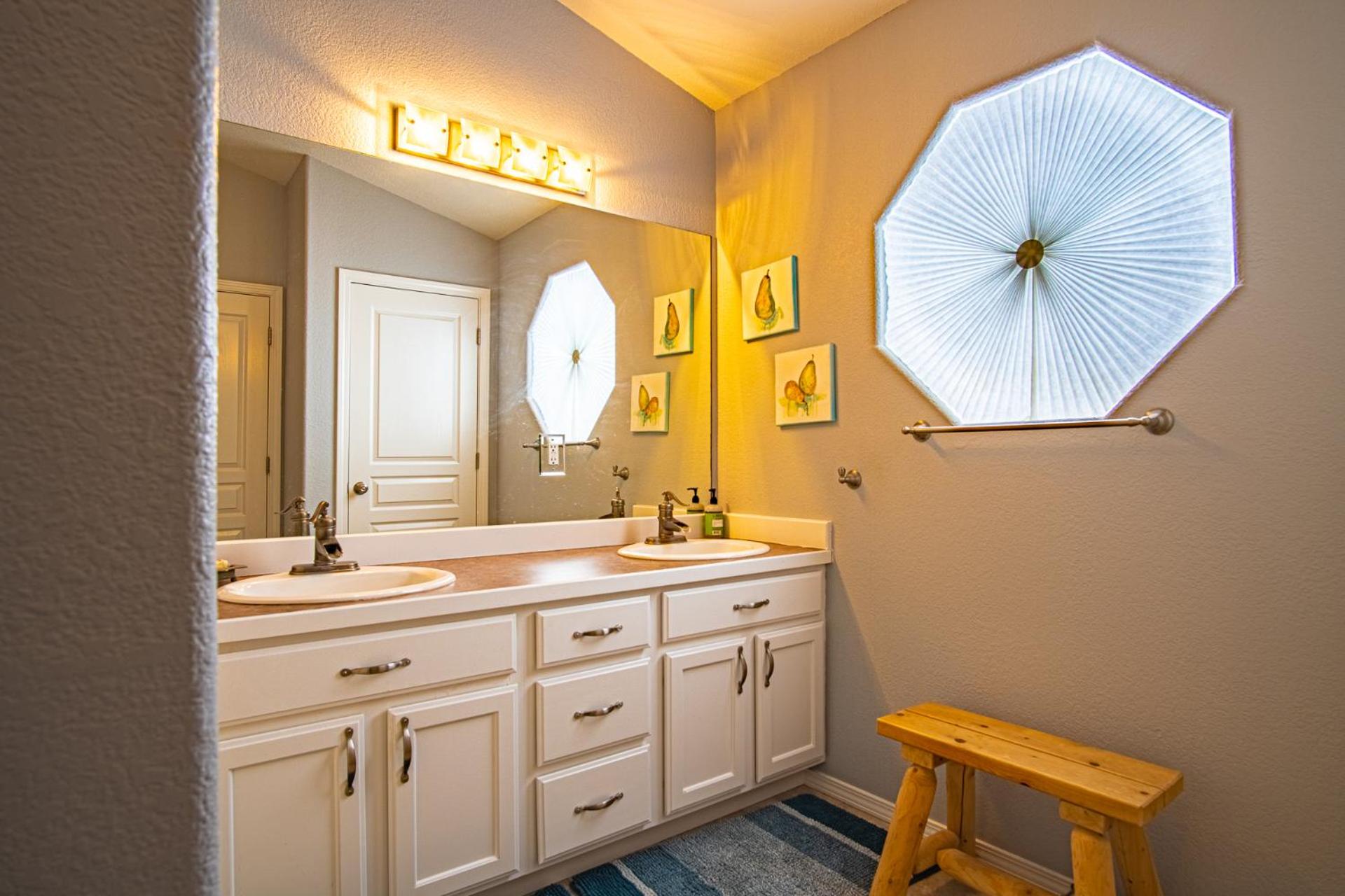 In the Heart of Hailey; PRIVATE PET-FRIENDLY 3 bedroom home with garage