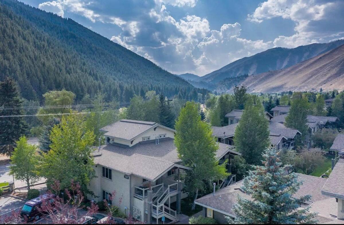 The Fields - 110 is a Cozy Mountain Condo with Access to Everything - Community Hot Tub