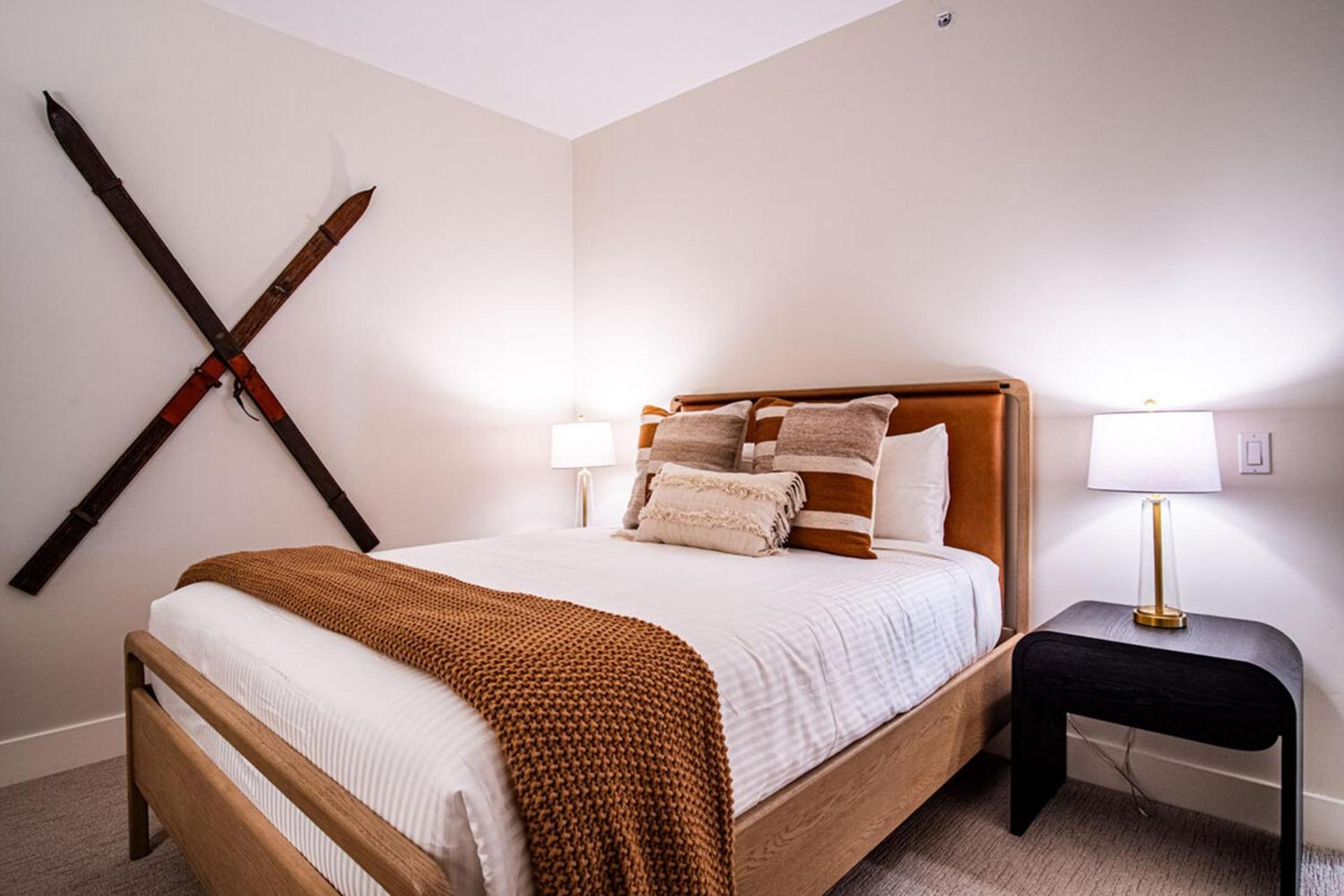 Snow Star Serenade - Hot Tub + Gym + Walk to downtown & ski lifts!