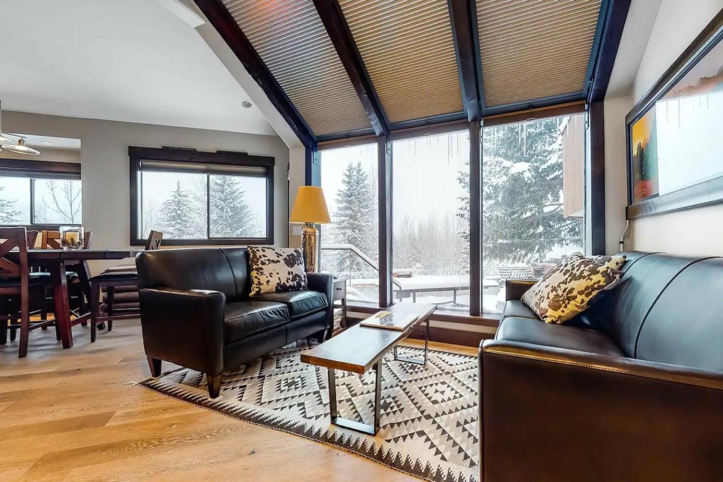 Corrock Style - Luxury Hot Tub Home near Ski Lifts & Downtown Ketchum!