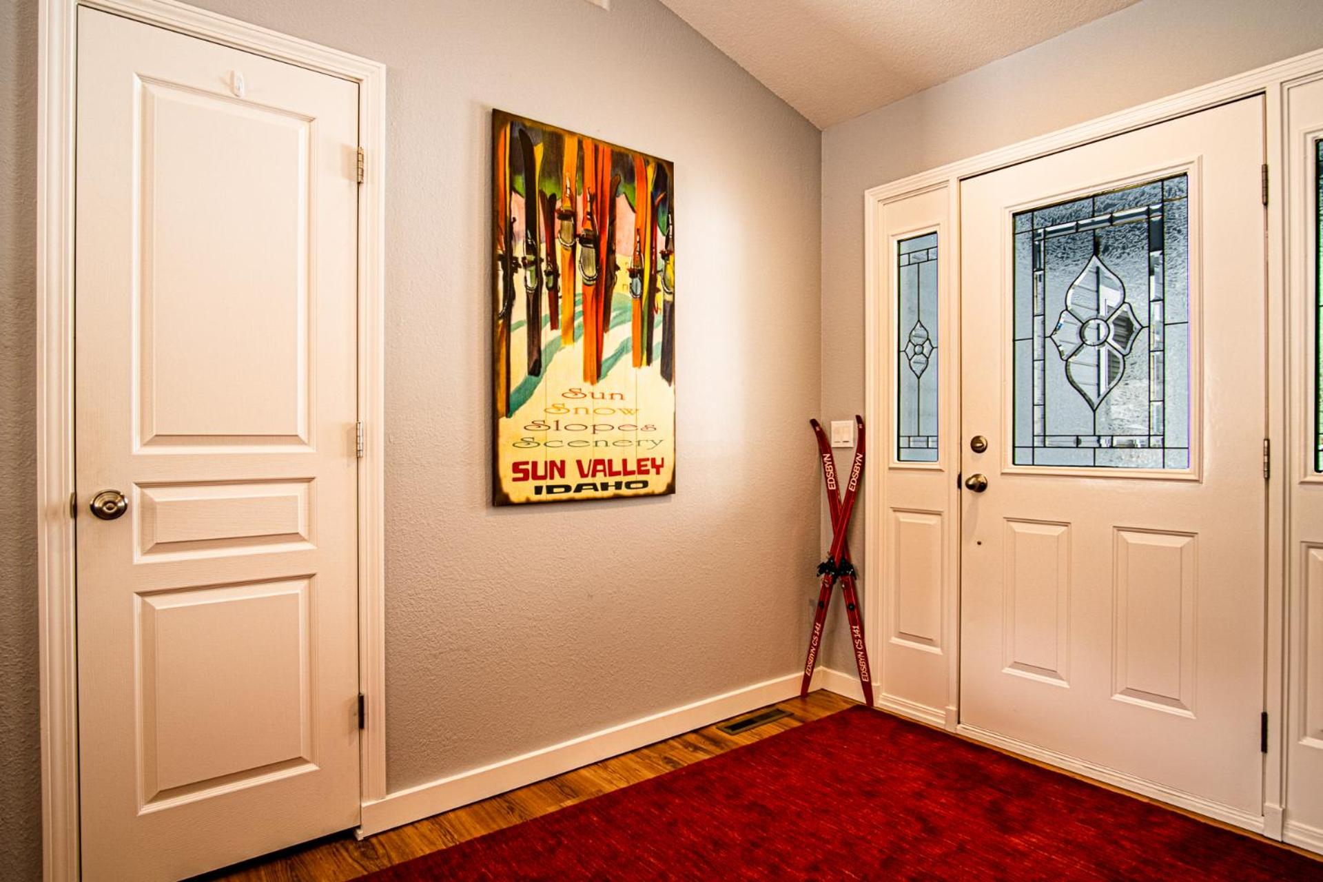 In the Heart of Hailey; PRIVATE PET-FRIENDLY 3 bedroom home with garage