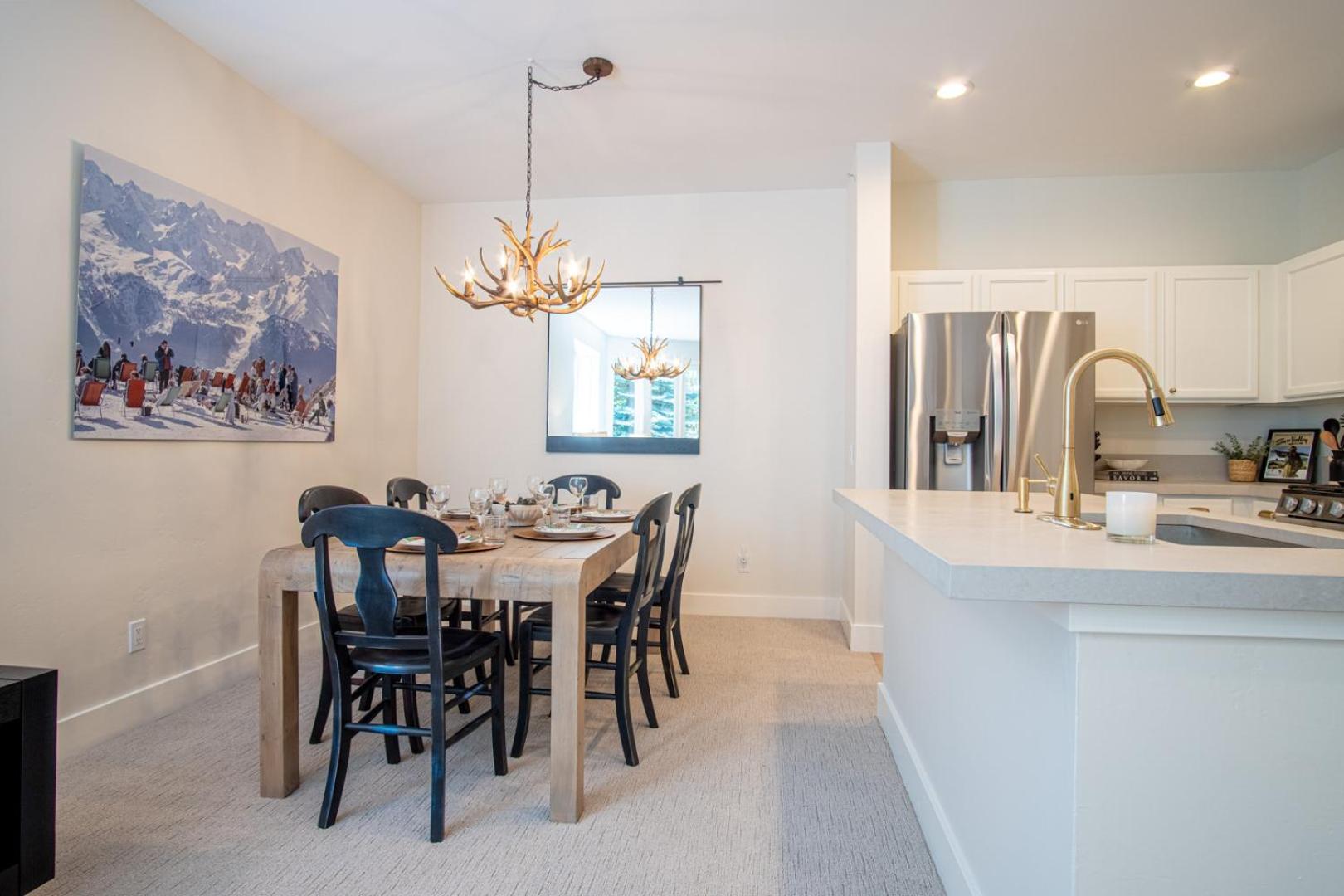 Snow Star Serenade - Hot Tub + Gym + Walk to downtown & ski lifts!