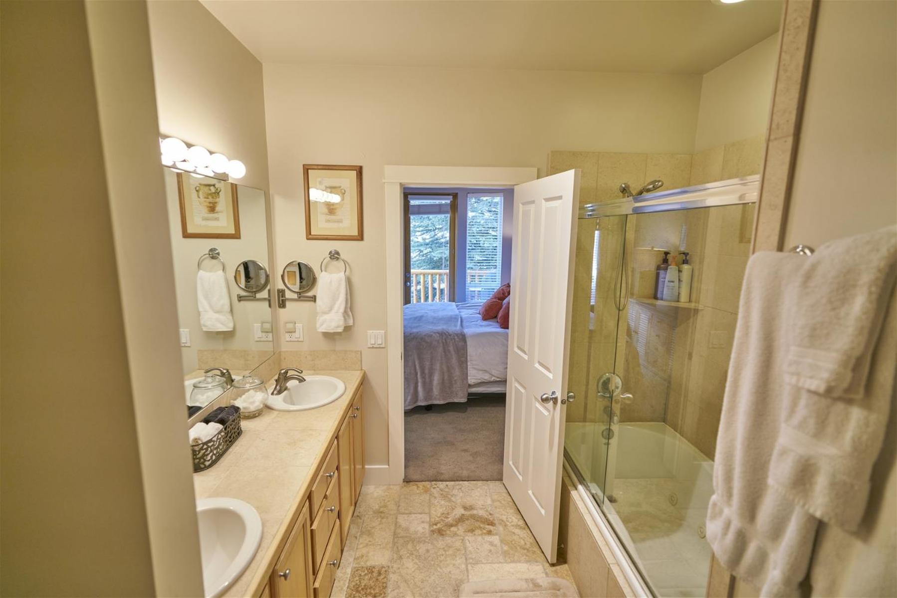SnowStar Hideaway - Hot Tub, Gym, Walk to Ski Lift