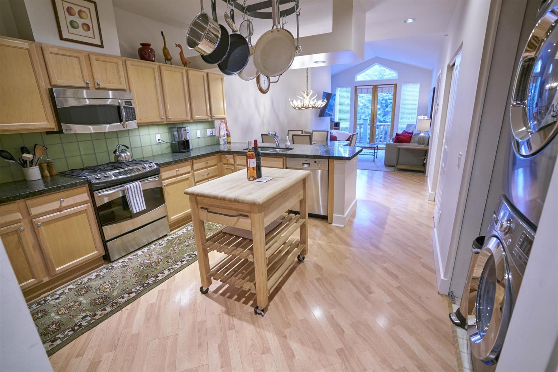 SnowStar Hideaway - Hot Tub, Gym, Walk to Ski Lift