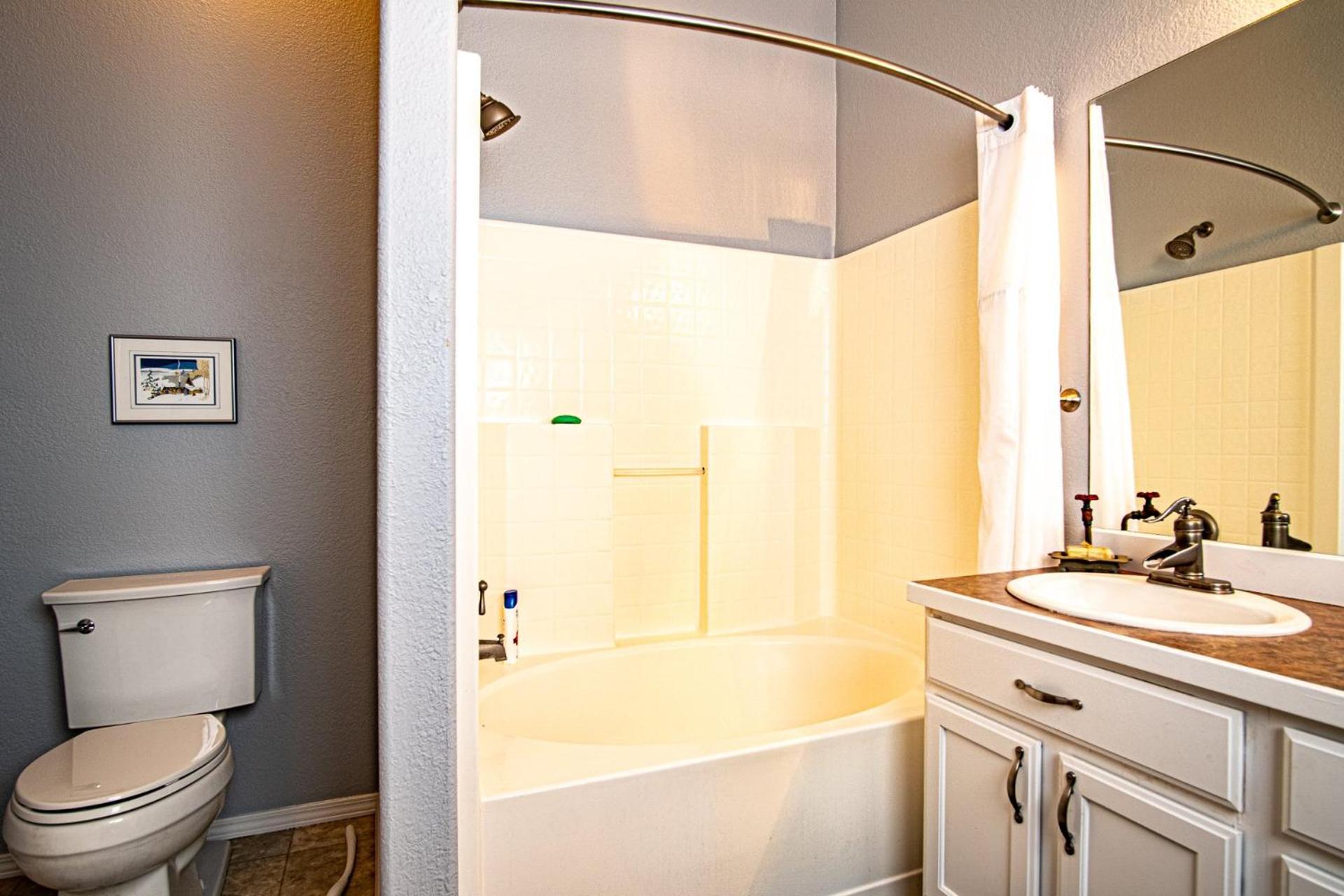 In the Heart of Hailey; PRIVATE PET-FRIENDLY 3 bedroom home with garage
