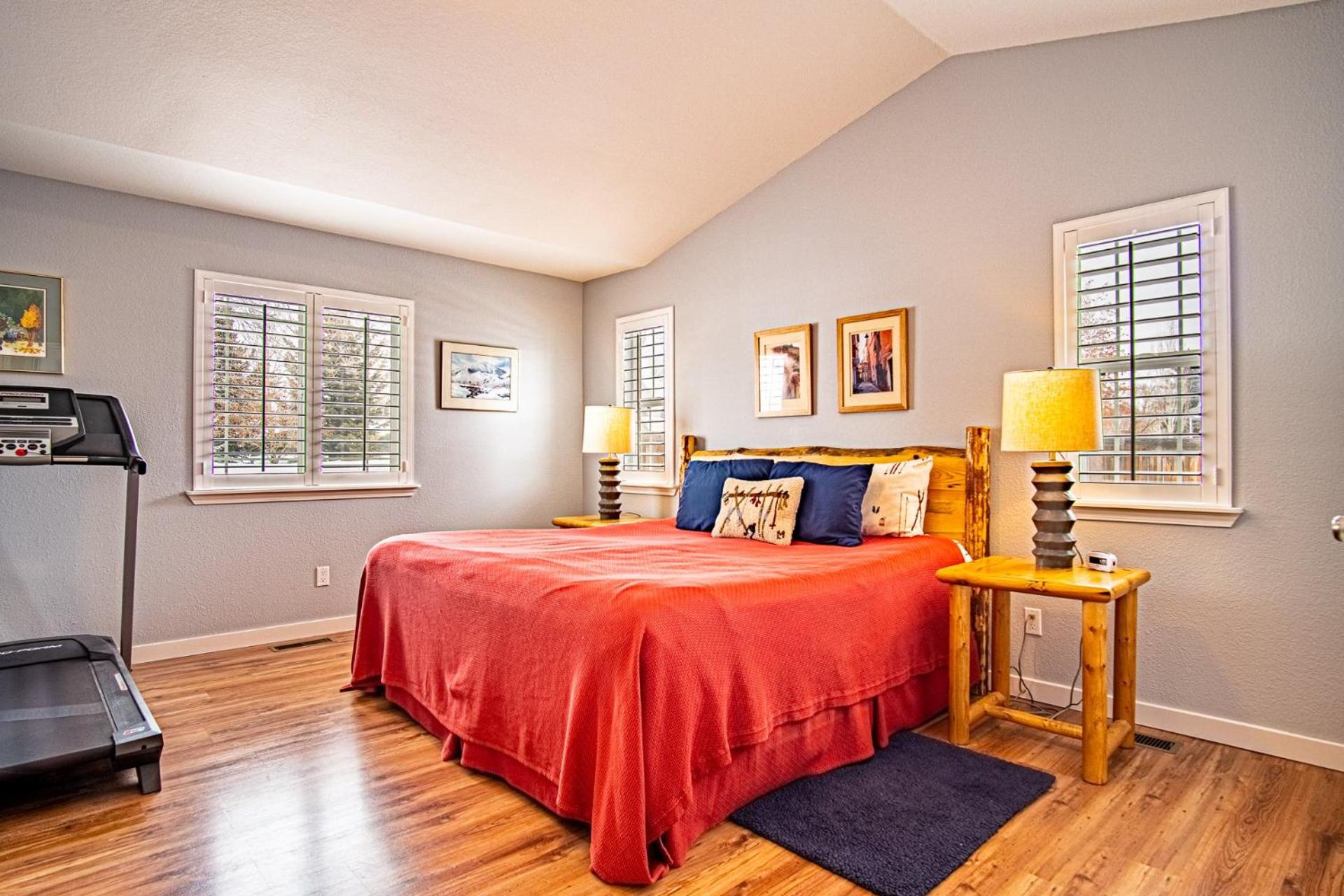 In the Heart of Hailey; PRIVATE PET-FRIENDLY 3 bedroom home with garage