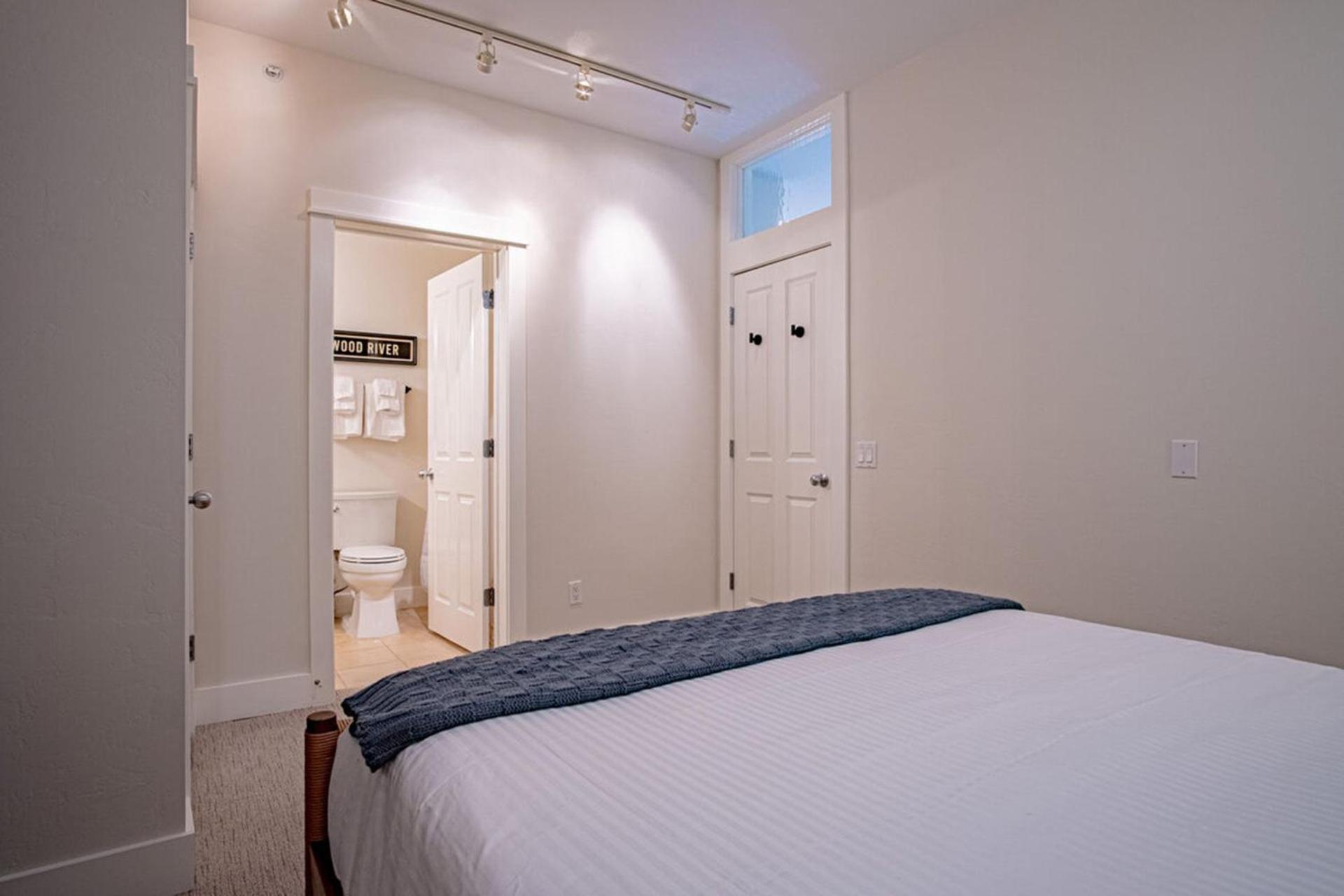 Snow Star Serenade - Hot Tub + Gym + Walk to downtown & ski lifts!