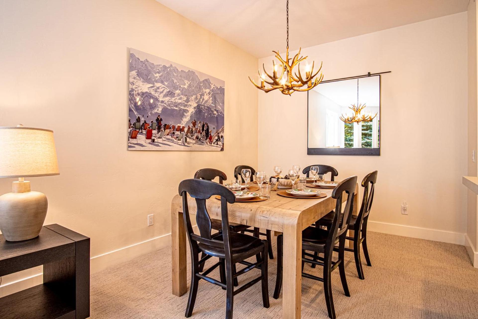 Snow Star Serenade - Hot Tub + Gym + Walk to downtown & ski lifts!