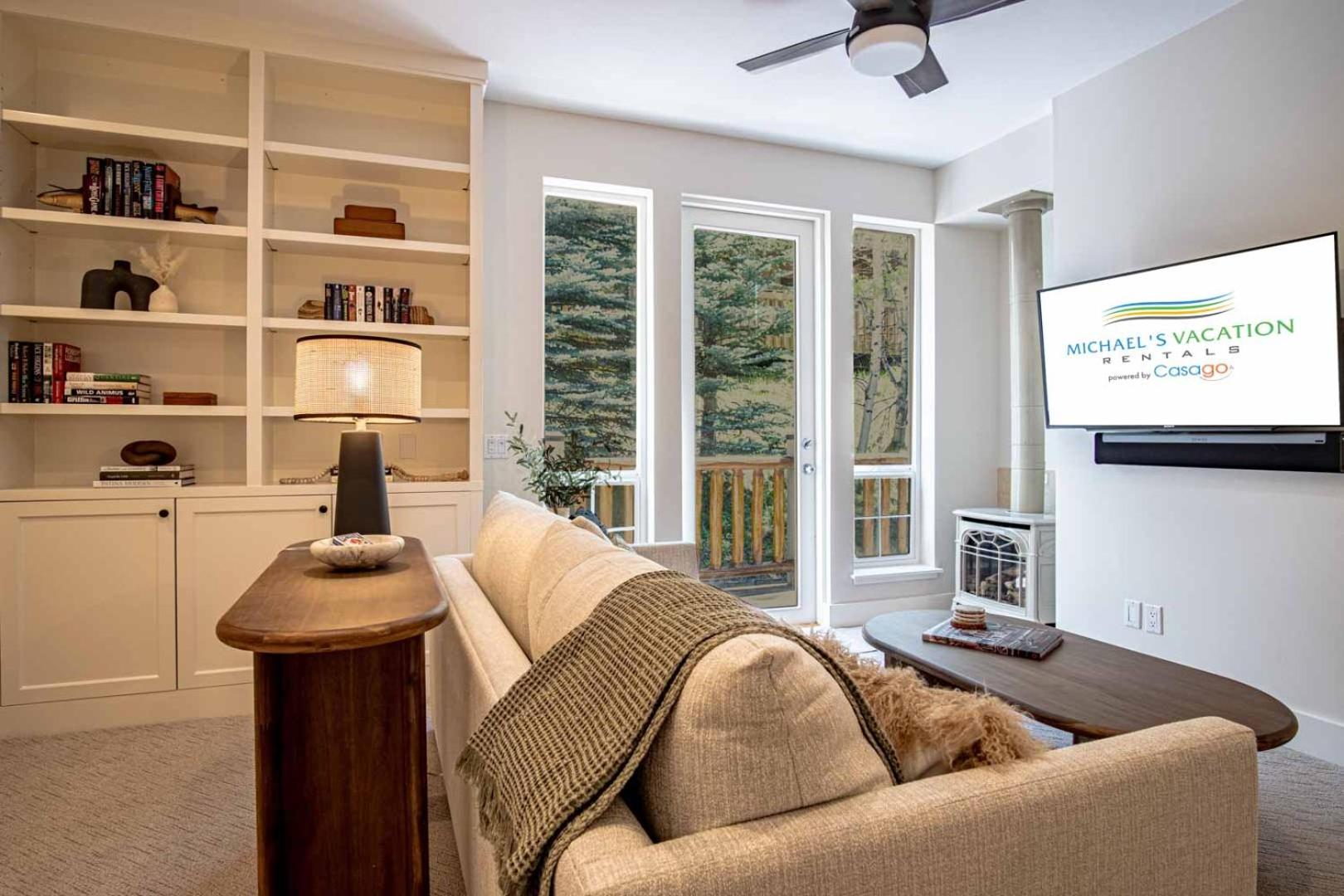 Snow Star Serenade - Hot Tub + Gym + Walk to downtown & ski lifts!