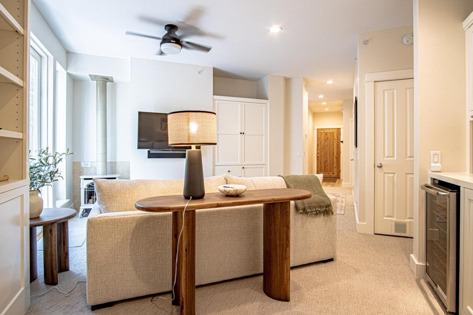 Snow Star Serenade - Hot Tub + Gym + Walk to downtown & ski lifts!