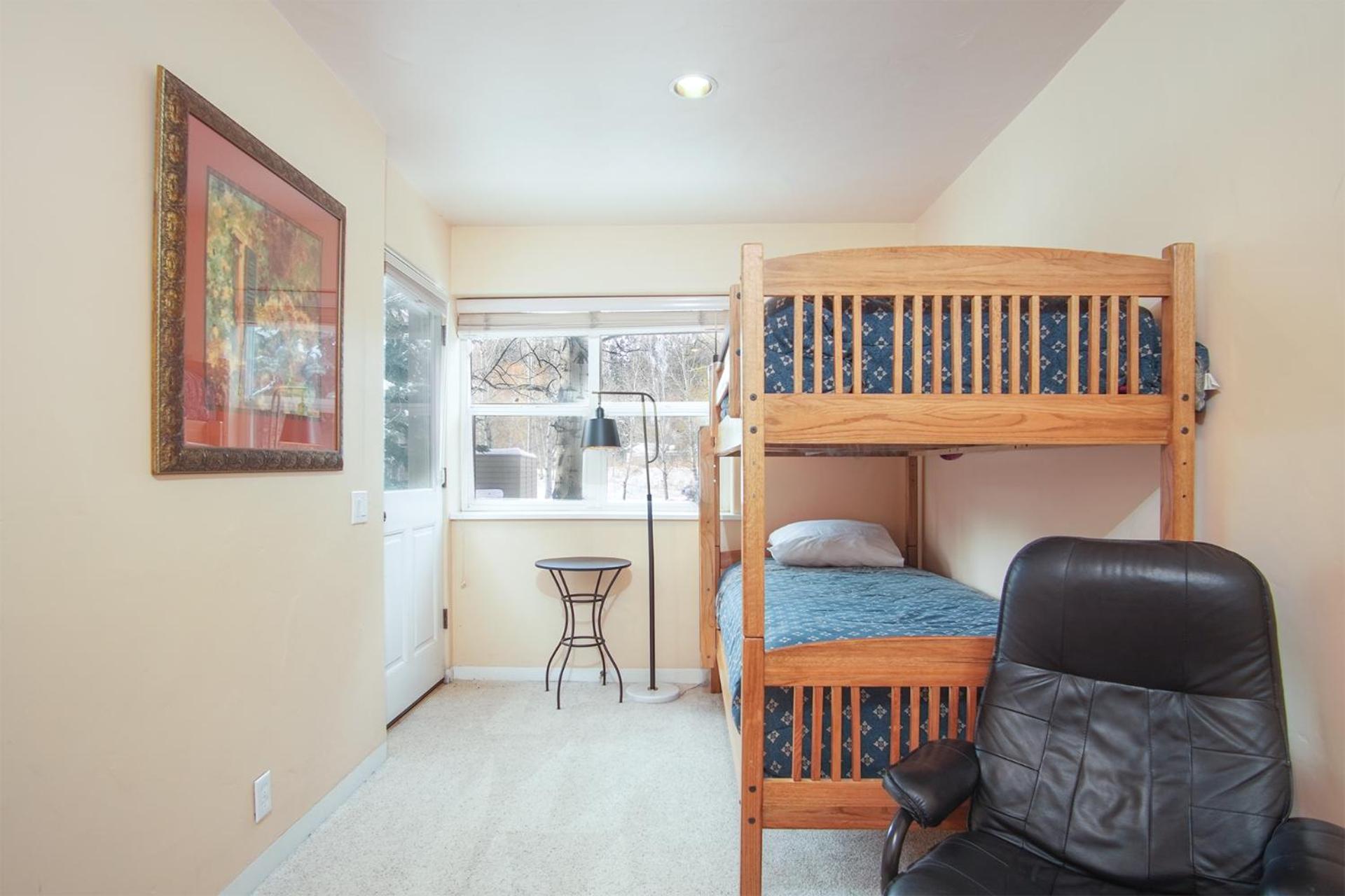 #215A-Great Location on the Bike/Ski path with garage: 10 minute Walk to Town & Lifts
