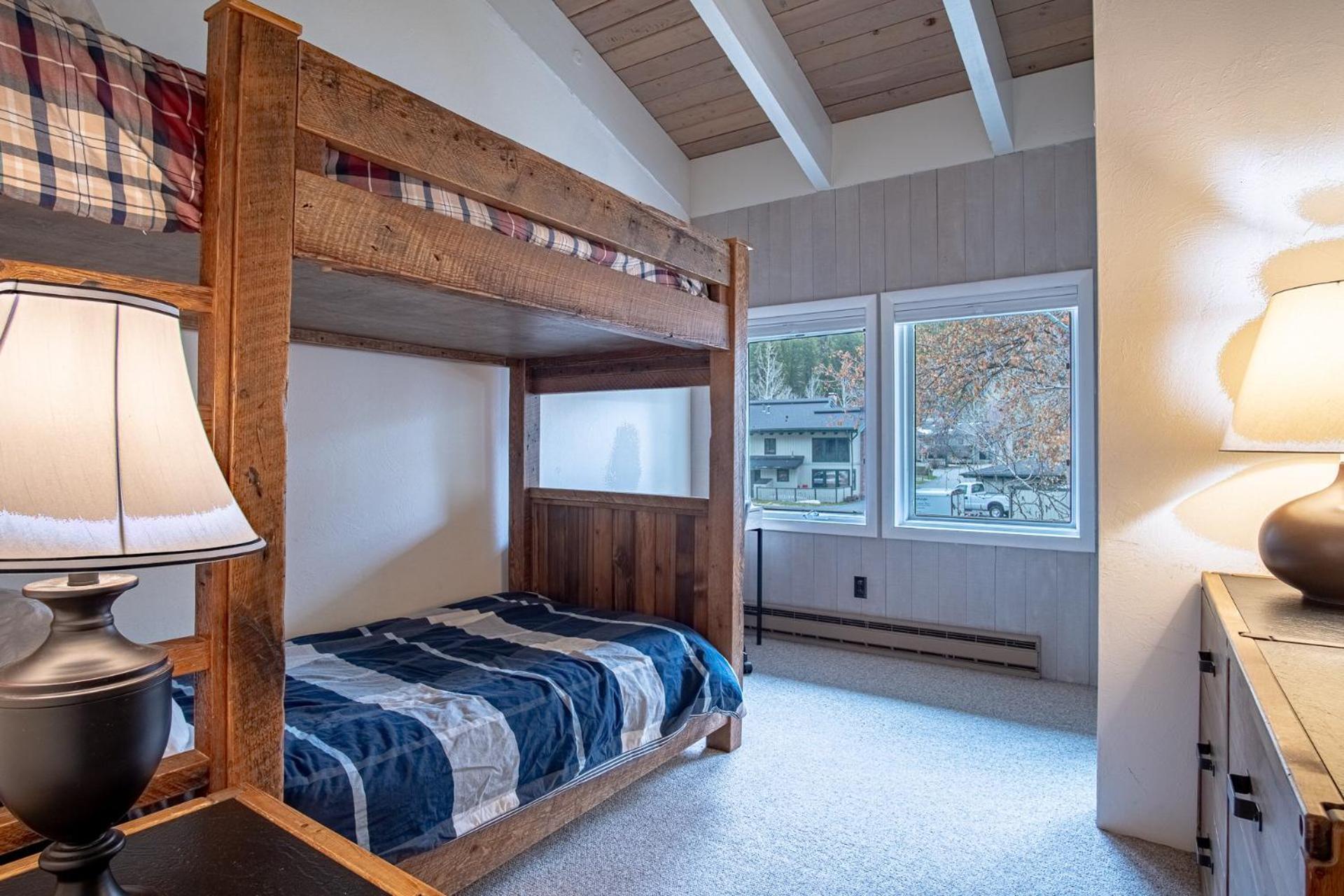 Next to Warm Springs Lifts-Hot tub, Pool & Tennis!