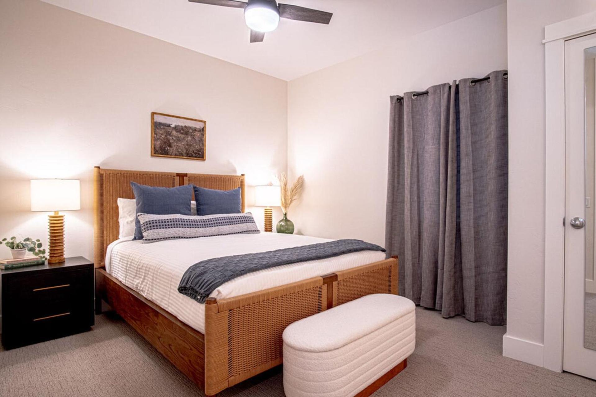Snow Star Serenade - Hot Tub + Gym + Walk to downtown & ski lifts!