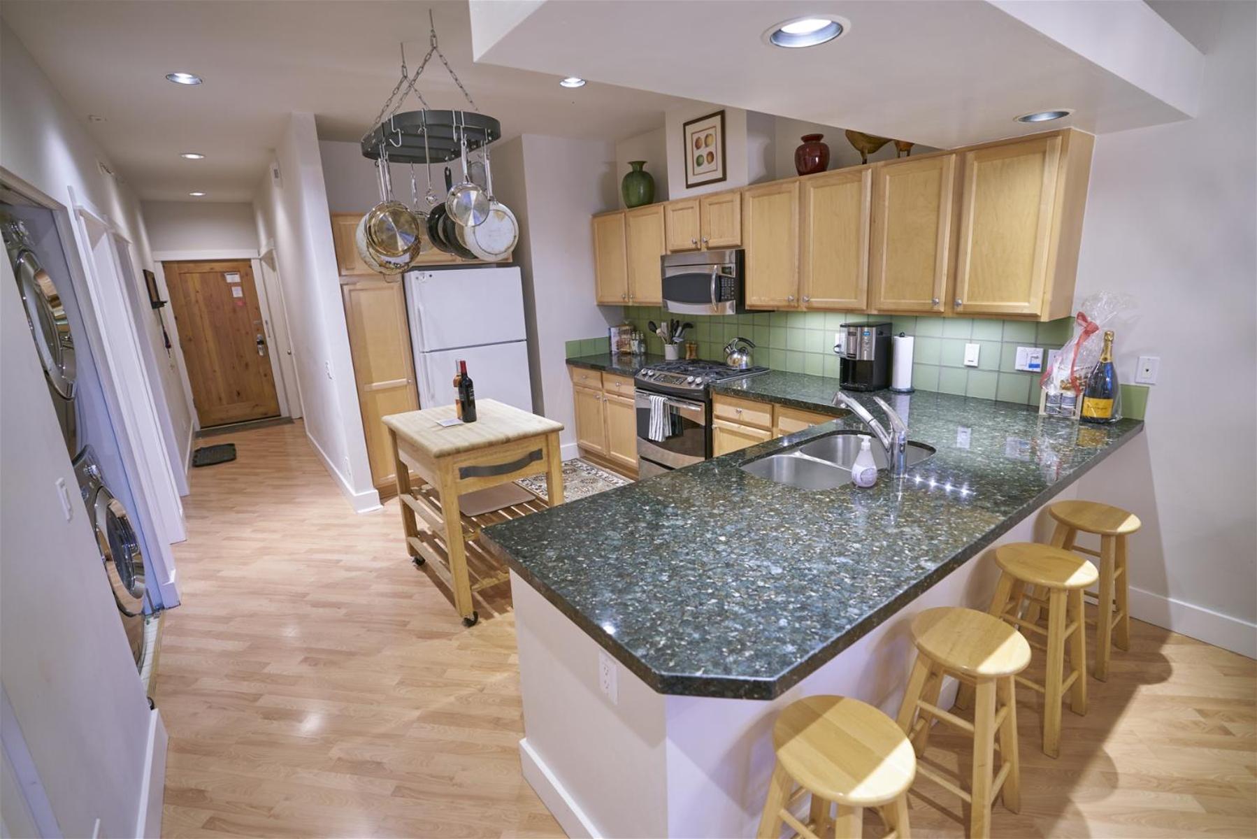 SnowStar Hideaway - Hot Tub, Gym, Walk to Ski Lift