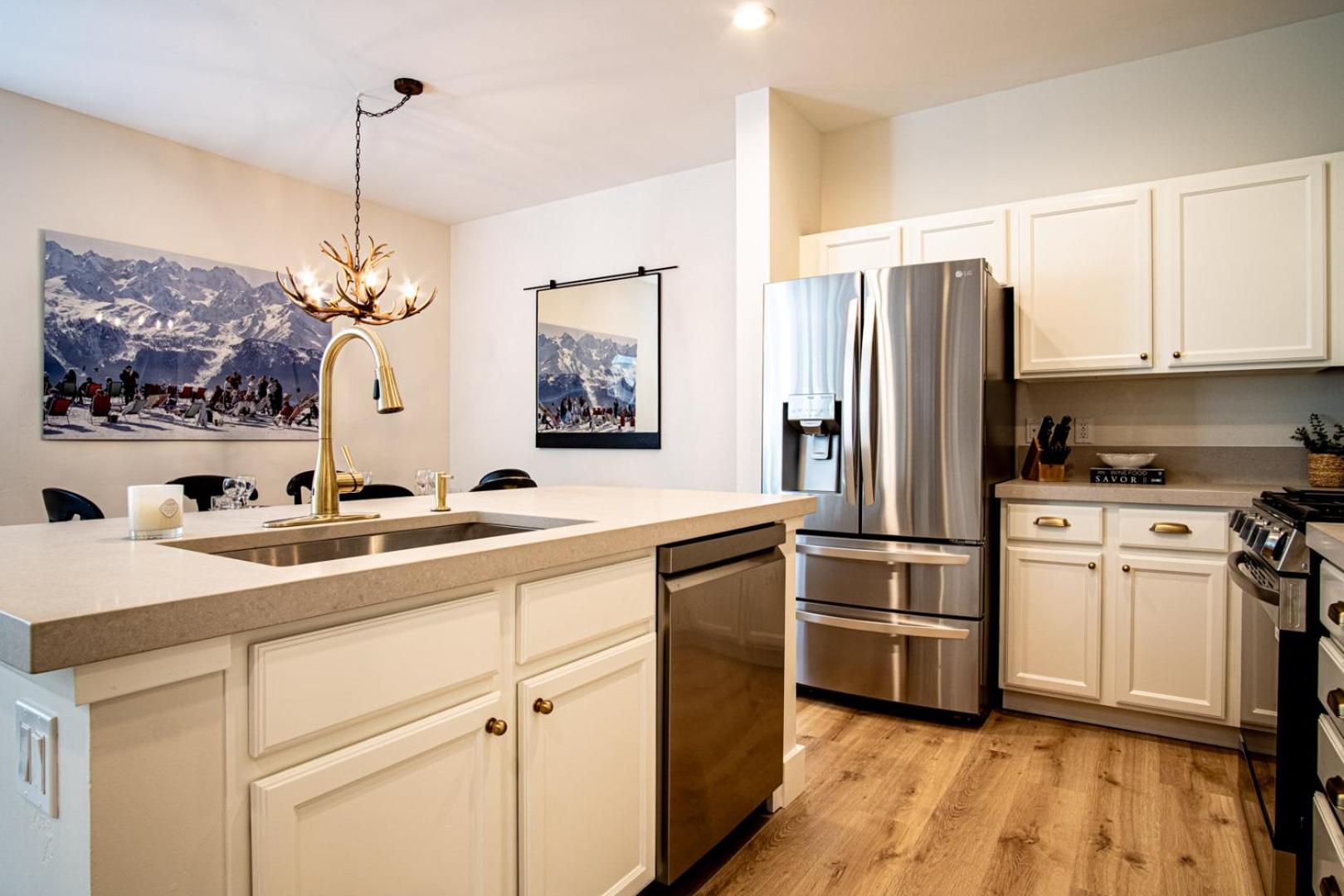 Snow Star Serenade - Hot Tub + Gym + Walk to downtown & ski lifts!