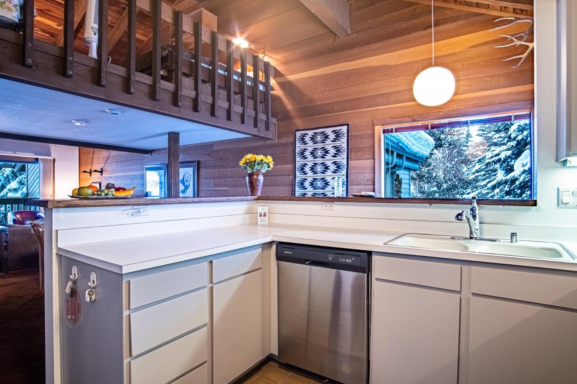 Snow Creek 1553 - Ski-in/Ski-out + Pool & Hot Tub