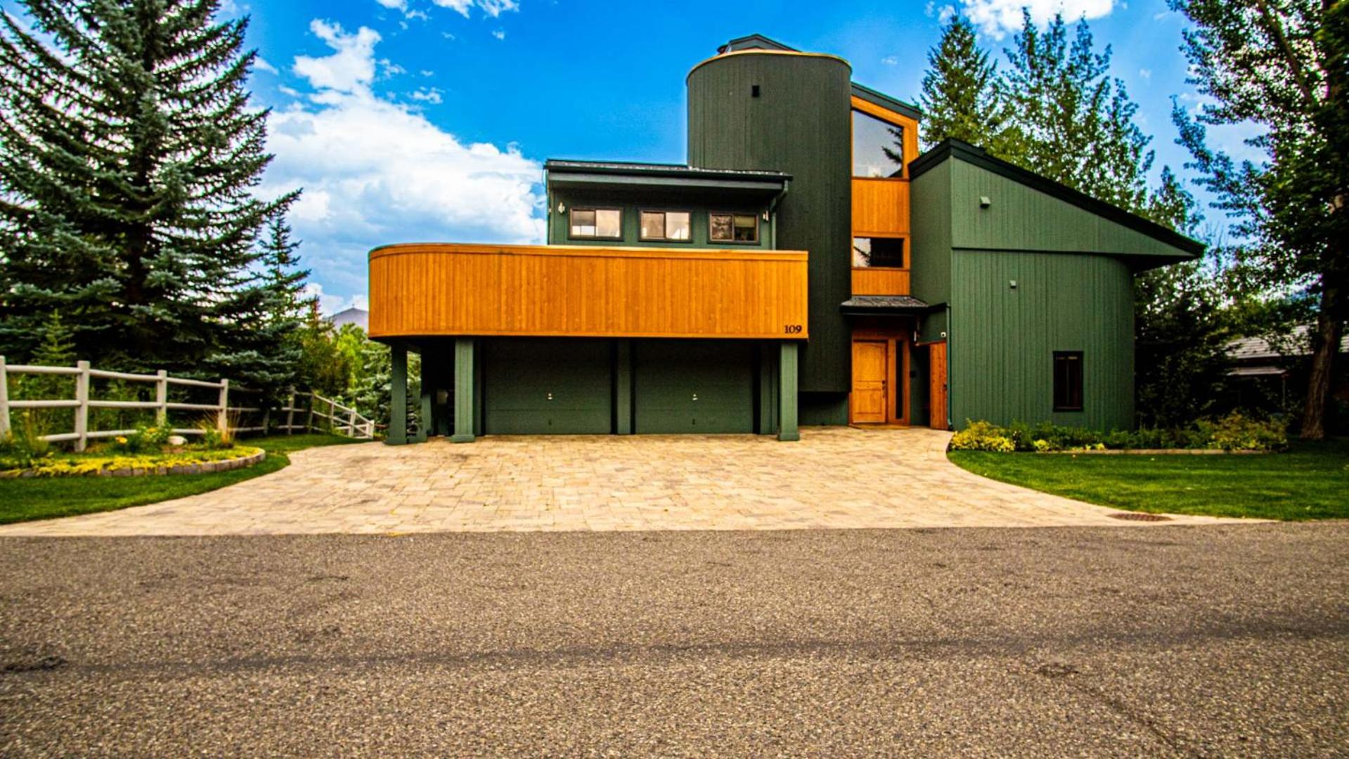 Corrock Style - Luxury Hot Tub Home near Ski Lifts & Downtown Ketchum!
