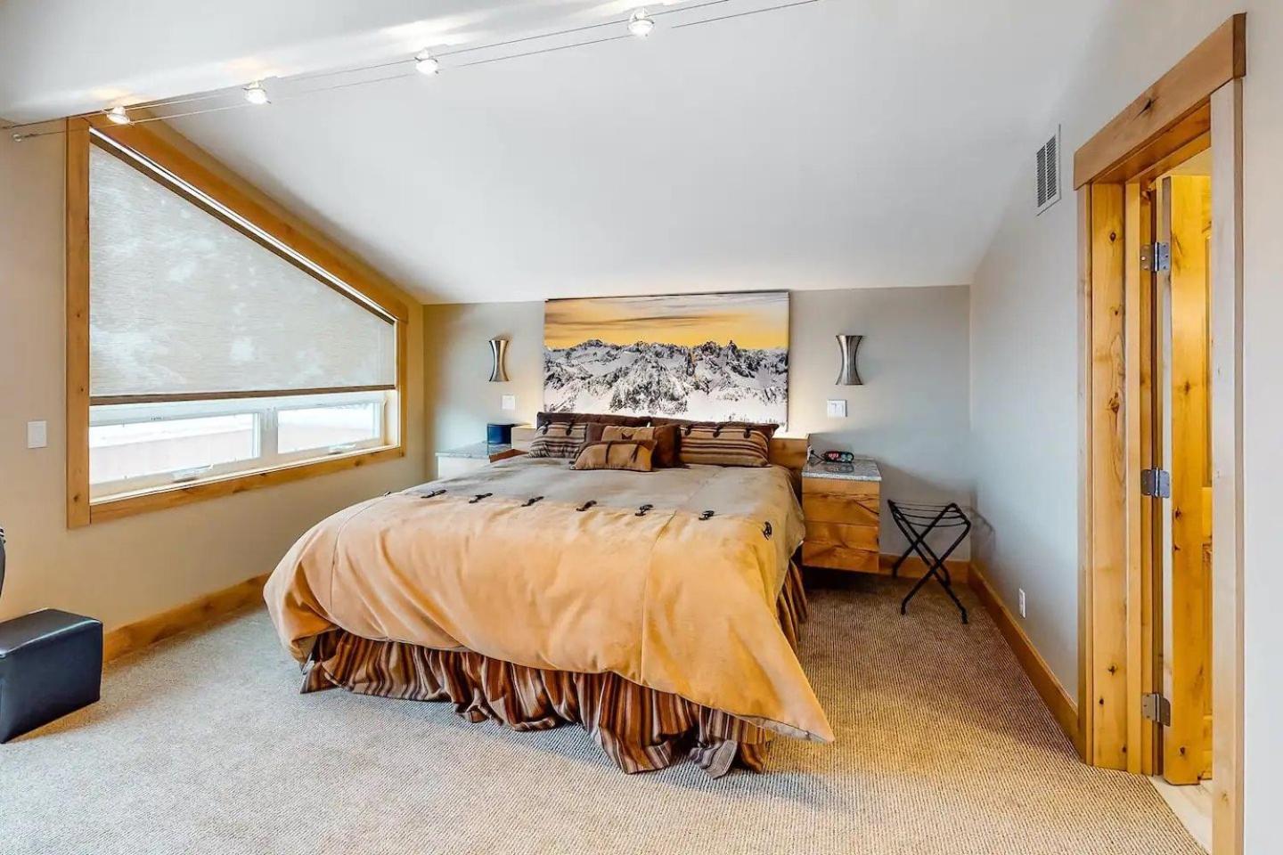 Corrock Style - Luxury Hot Tub Home near Ski Lifts & Downtown Ketchum!