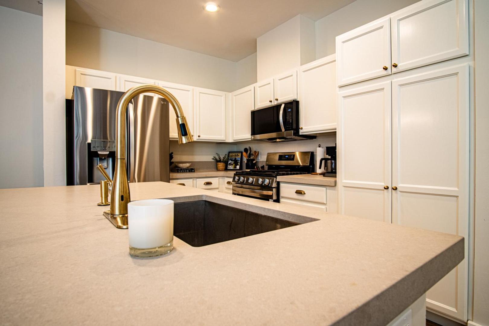 Snow Star Serenade - Hot Tub + Gym + Walk to downtown & ski lifts!
