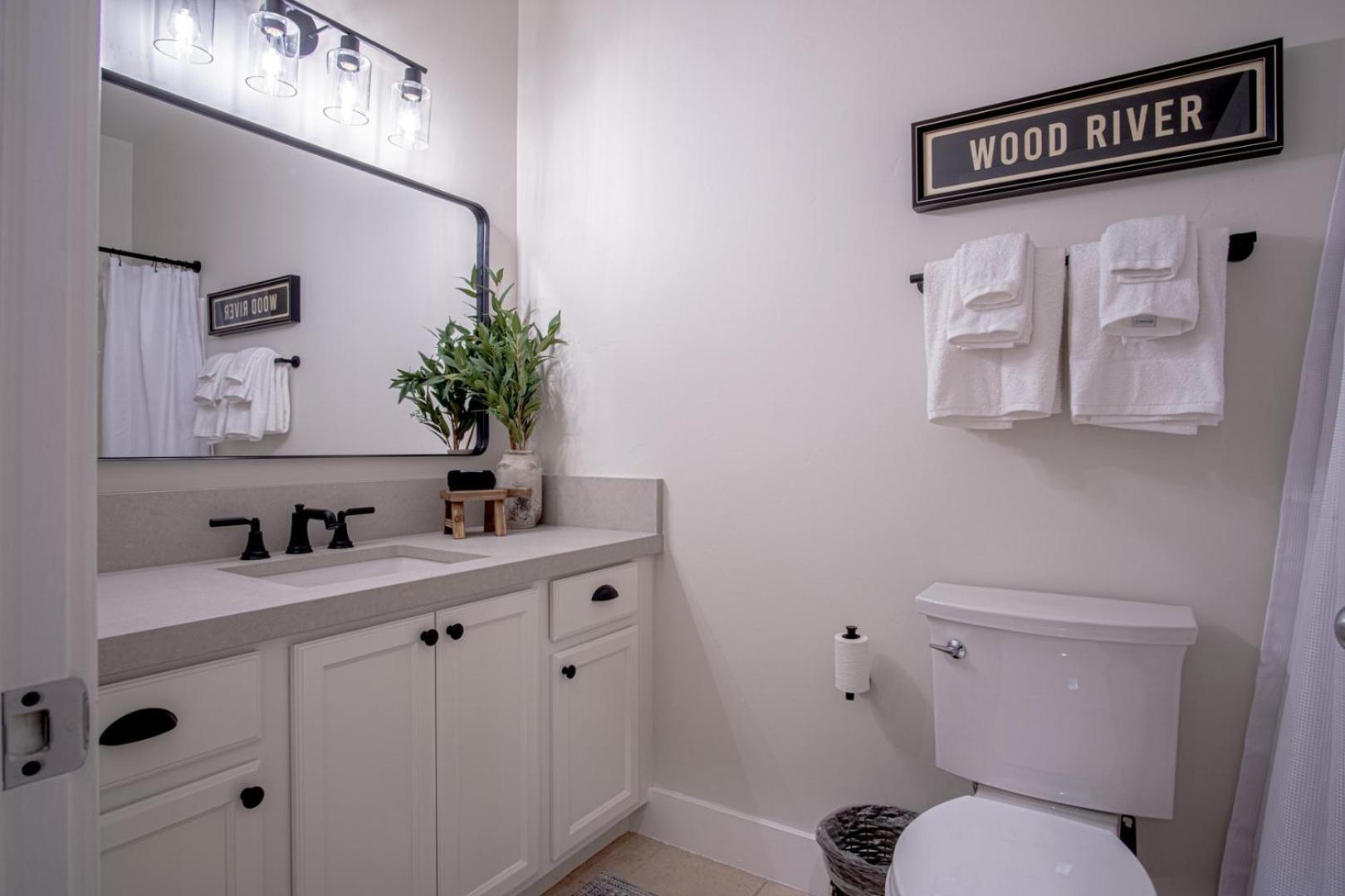 Snow Star Serenade - Hot Tub + Gym + Walk to downtown & ski lifts!