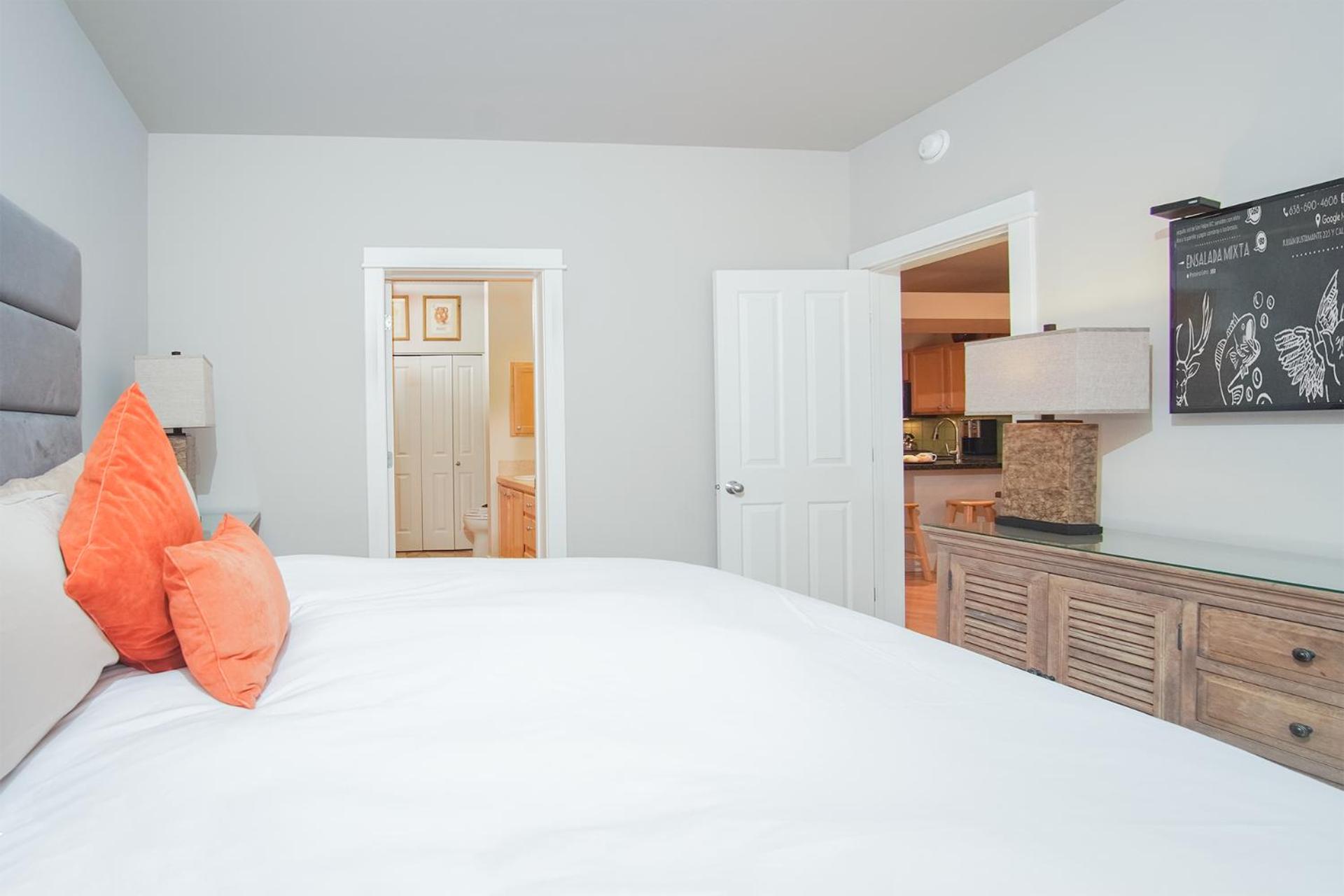 SnowStar Hideaway - Hot Tub, Gym, Walk to Ski Lift