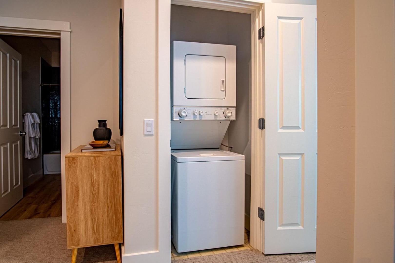 Snow Star Serenade - Hot Tub + Gym + Walk to downtown & ski lifts!