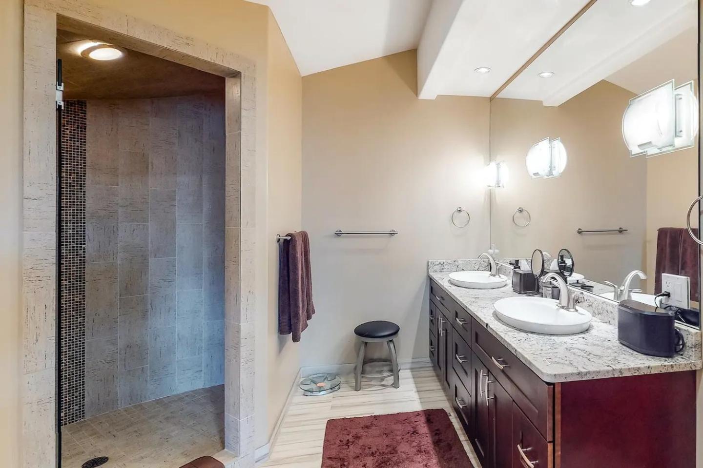 Corrock Style - Luxury Hot Tub Home near Ski Lifts & Downtown Ketchum!