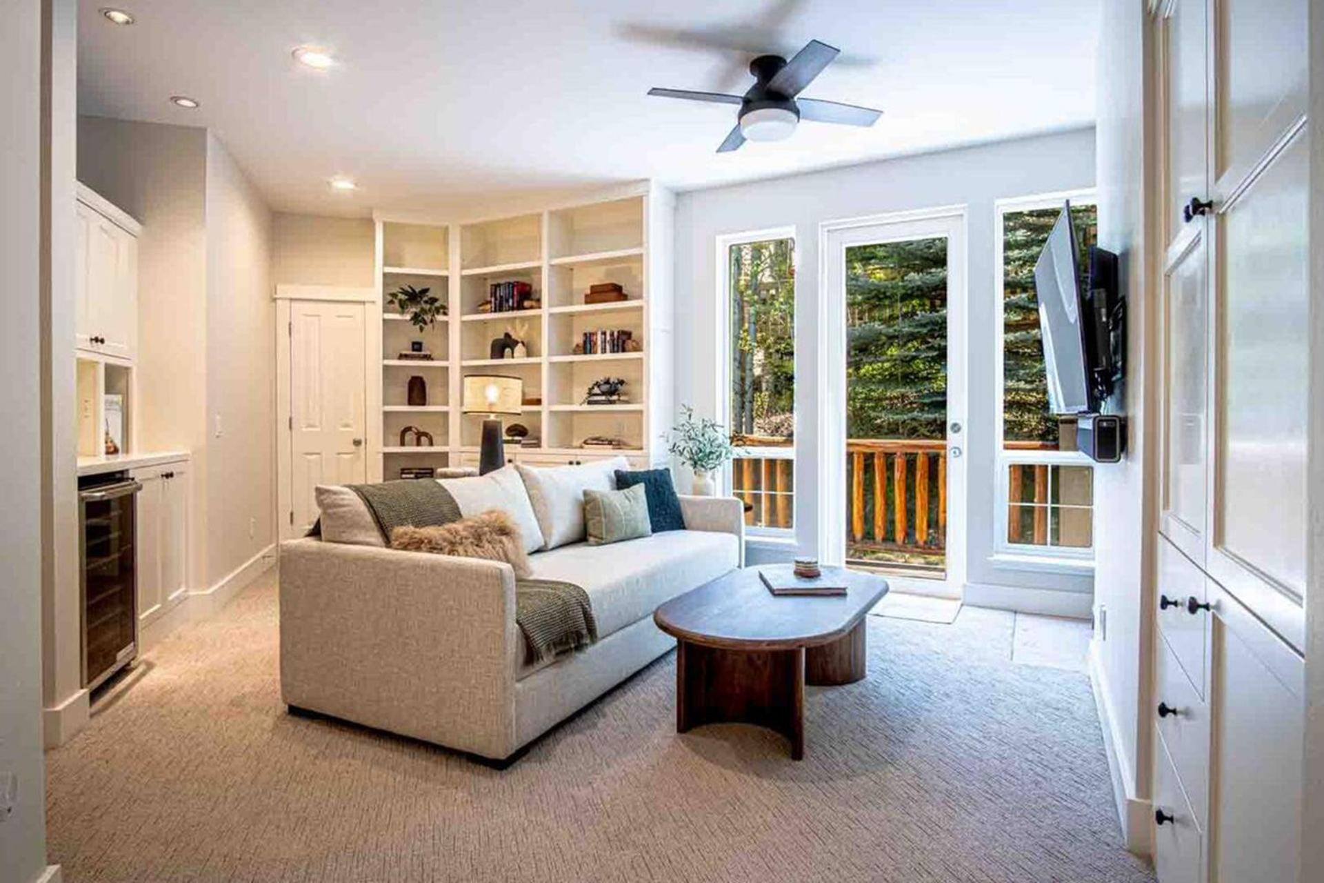Snow Star Serenade - Hot Tub + Gym + Walk to downtown & ski lifts!