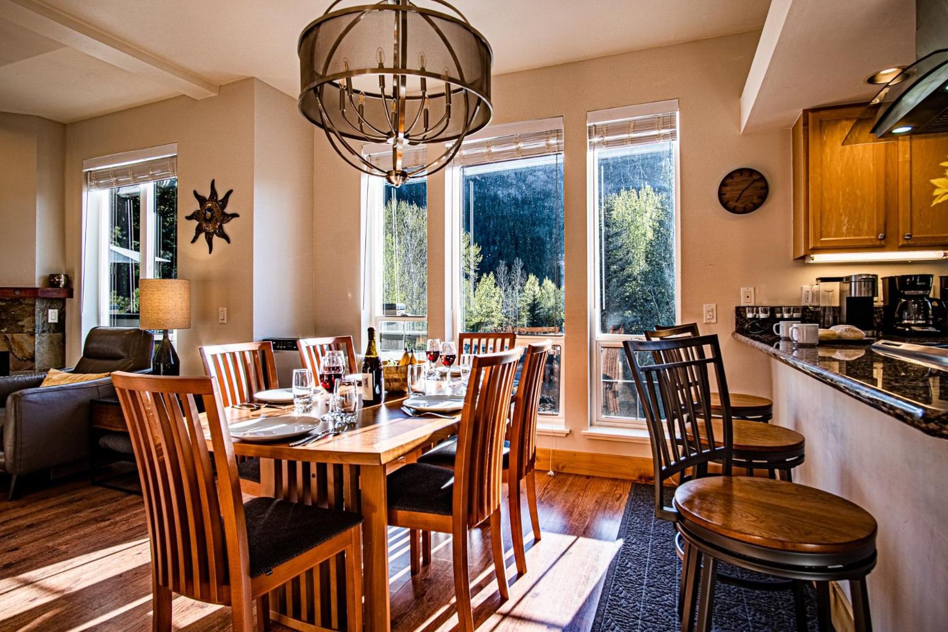 Snow Star Skylight - 3BD 3BA - Hot Tub, Gym, Walk to Ski!