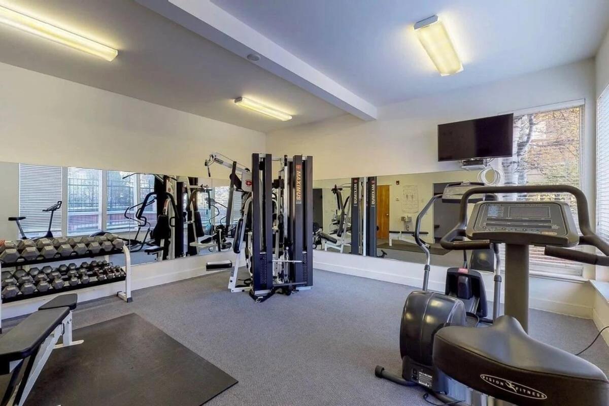 Snow Star Serenade - Hot Tub + Gym + Walk to downtown & ski lifts!
