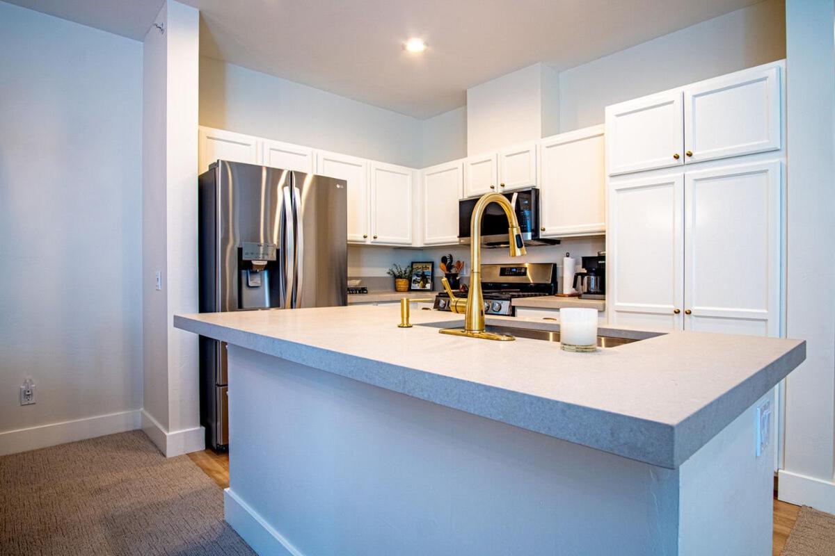 Snow Star Serenade - Hot Tub + Gym + Walk to downtown & ski lifts!