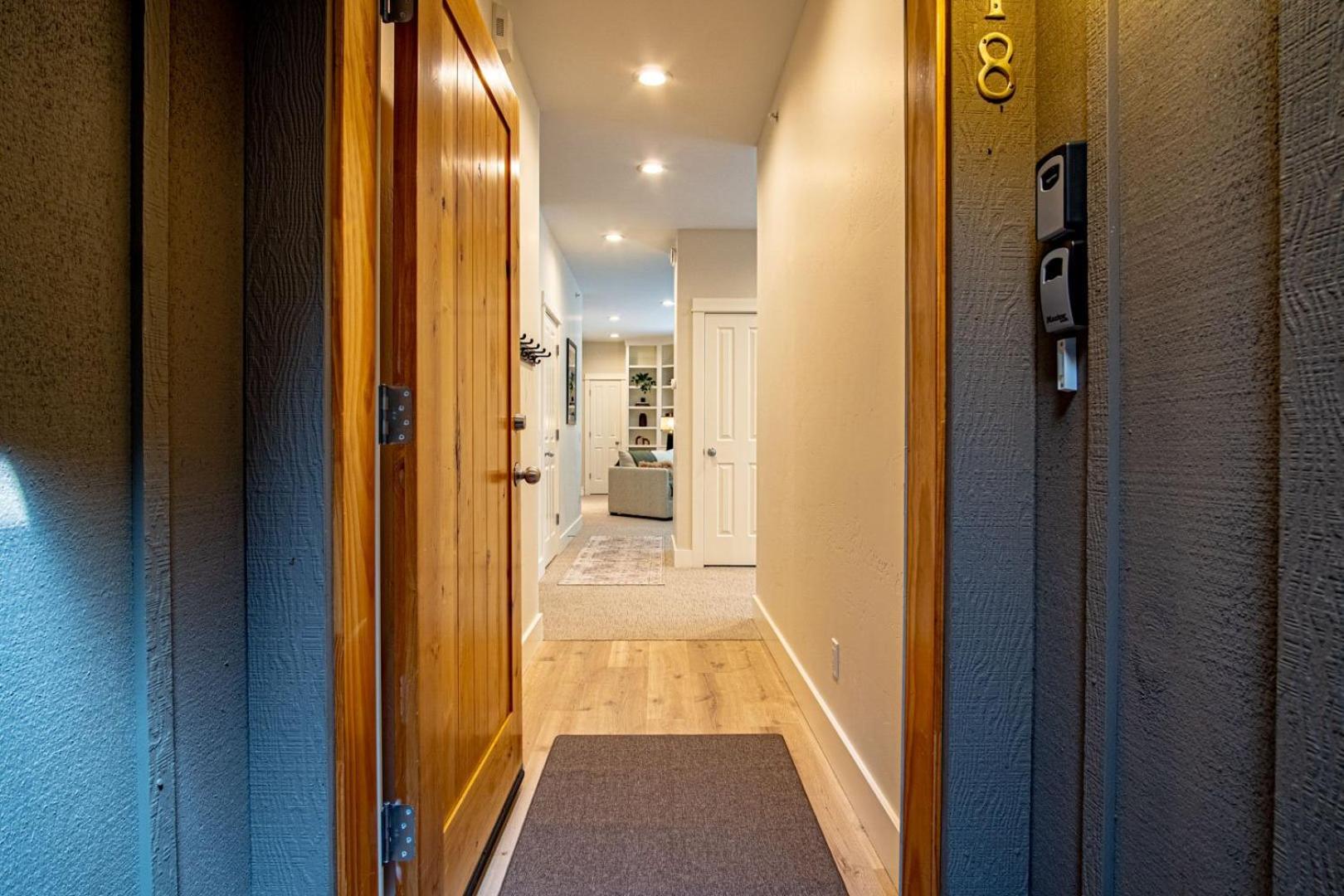 Snow Star Serenade - Hot Tub + Gym + Walk to downtown & ski lifts!