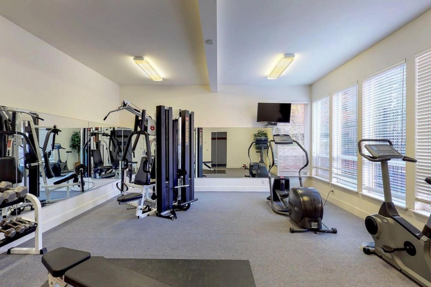 Snow Star Skylight - 3BD 3BA - Hot Tub, Gym, Walk to Ski!