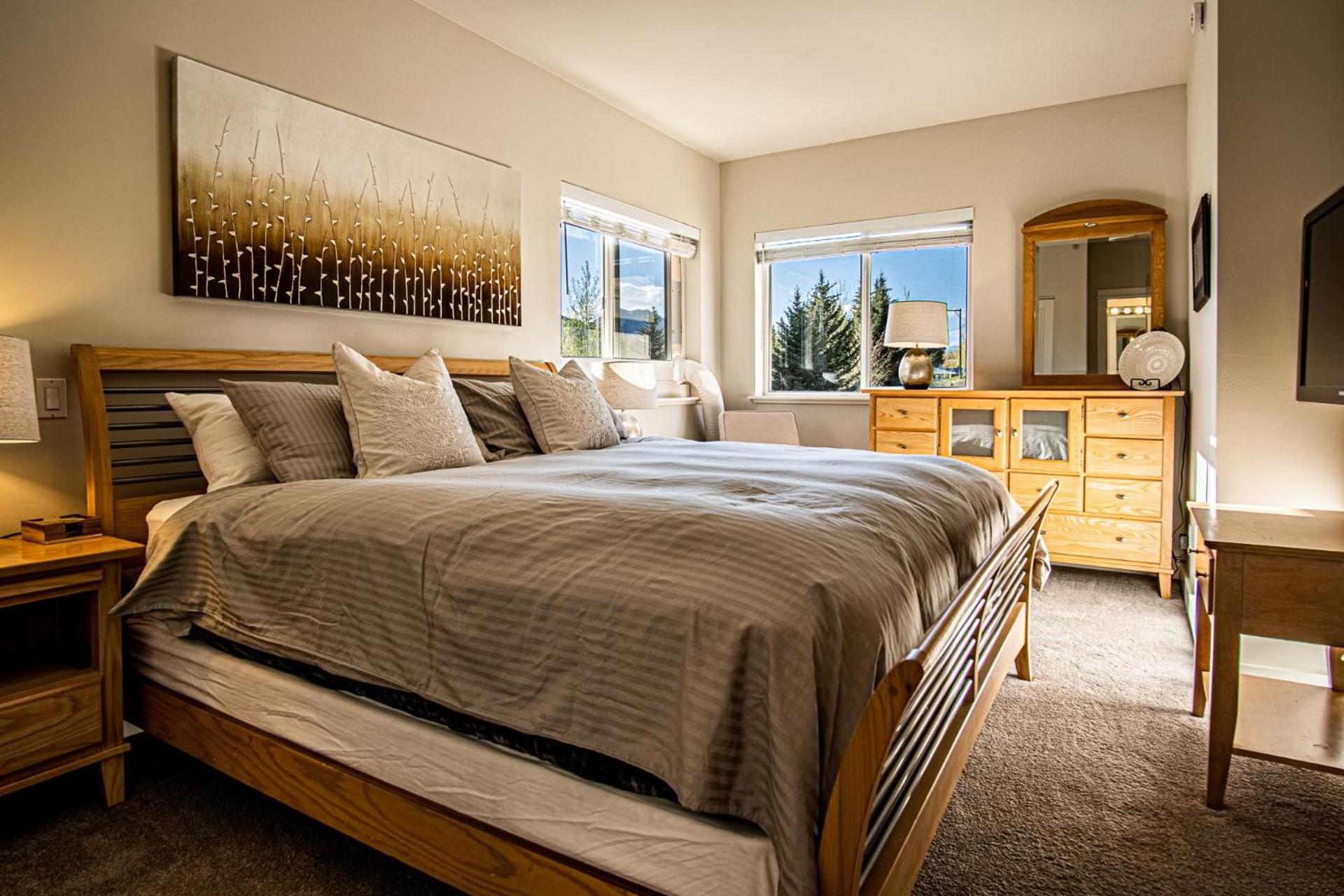 Snow Star Skylight - 3BD 3BA - Hot Tub, Gym, Walk to Ski!