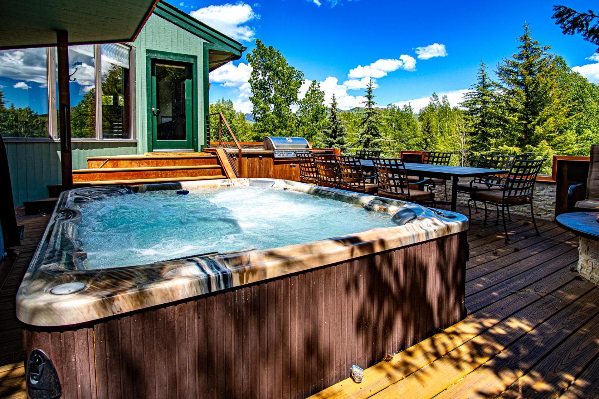 Corrock Style - Luxury Hot Tub Home near Ski Lifts & Downtown Ketchum!