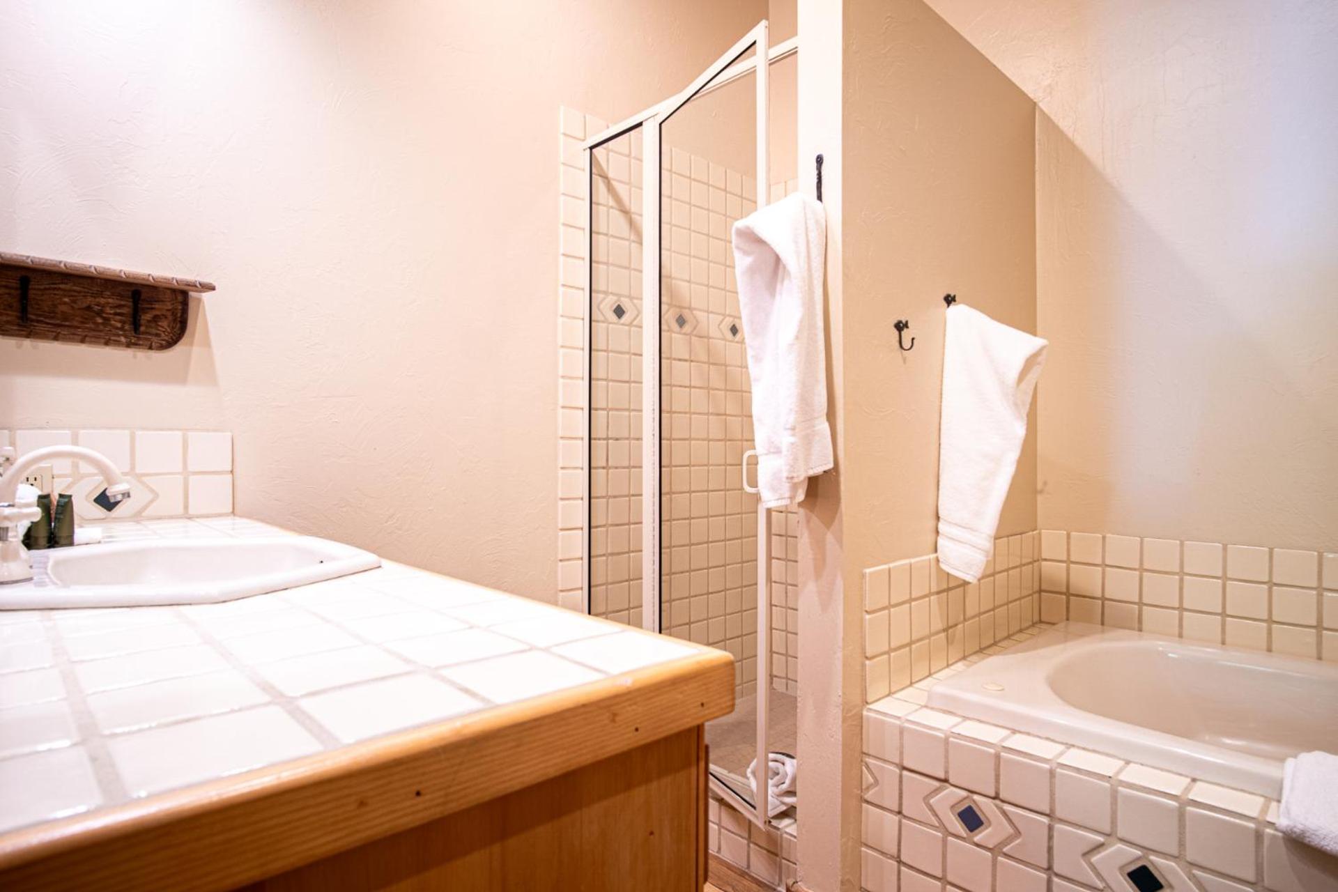 Warm Springs Condo - pool, hot tub, walk to ski lifts!