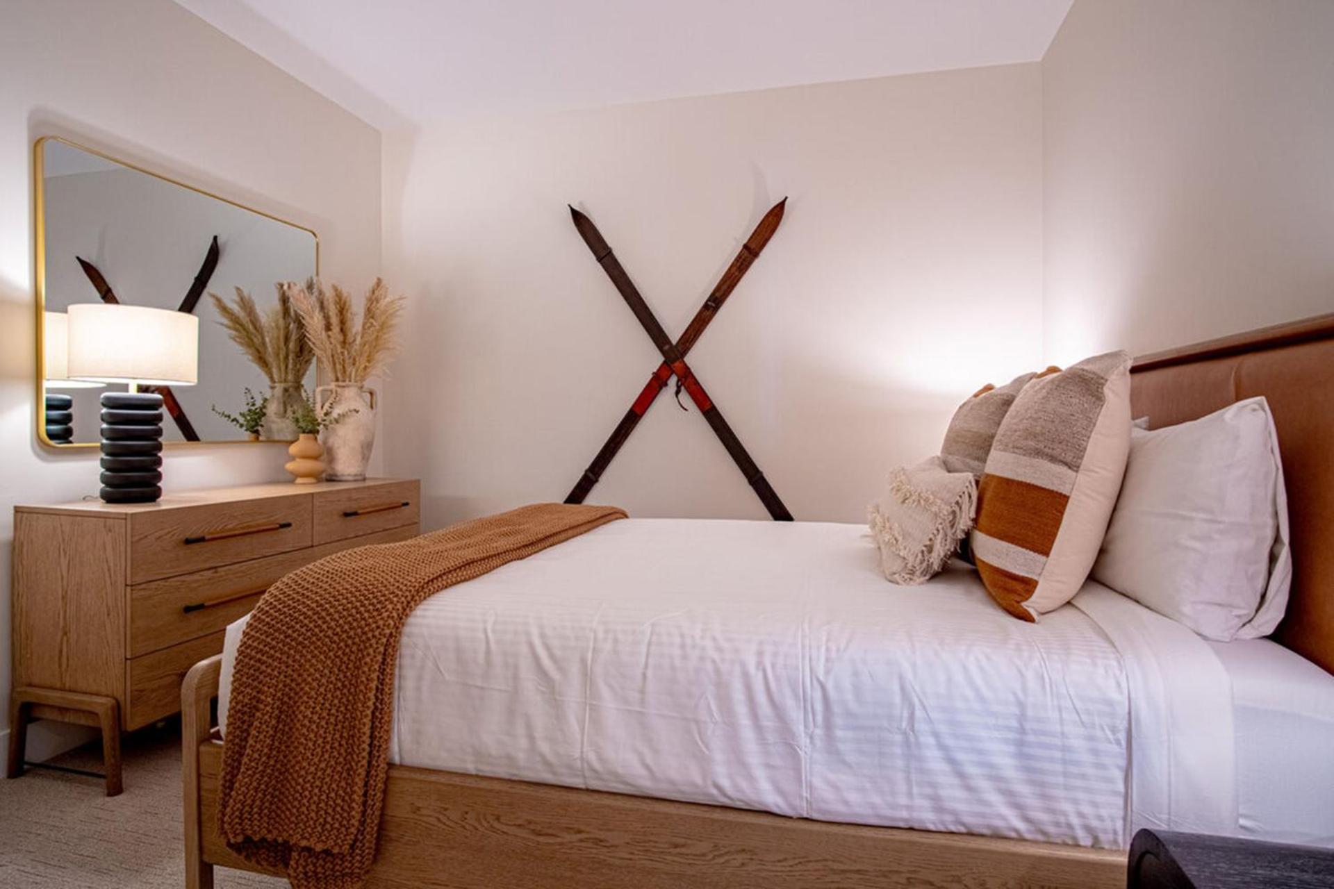 Snow Star Serenade - Hot Tub + Gym + Walk to downtown & ski lifts!