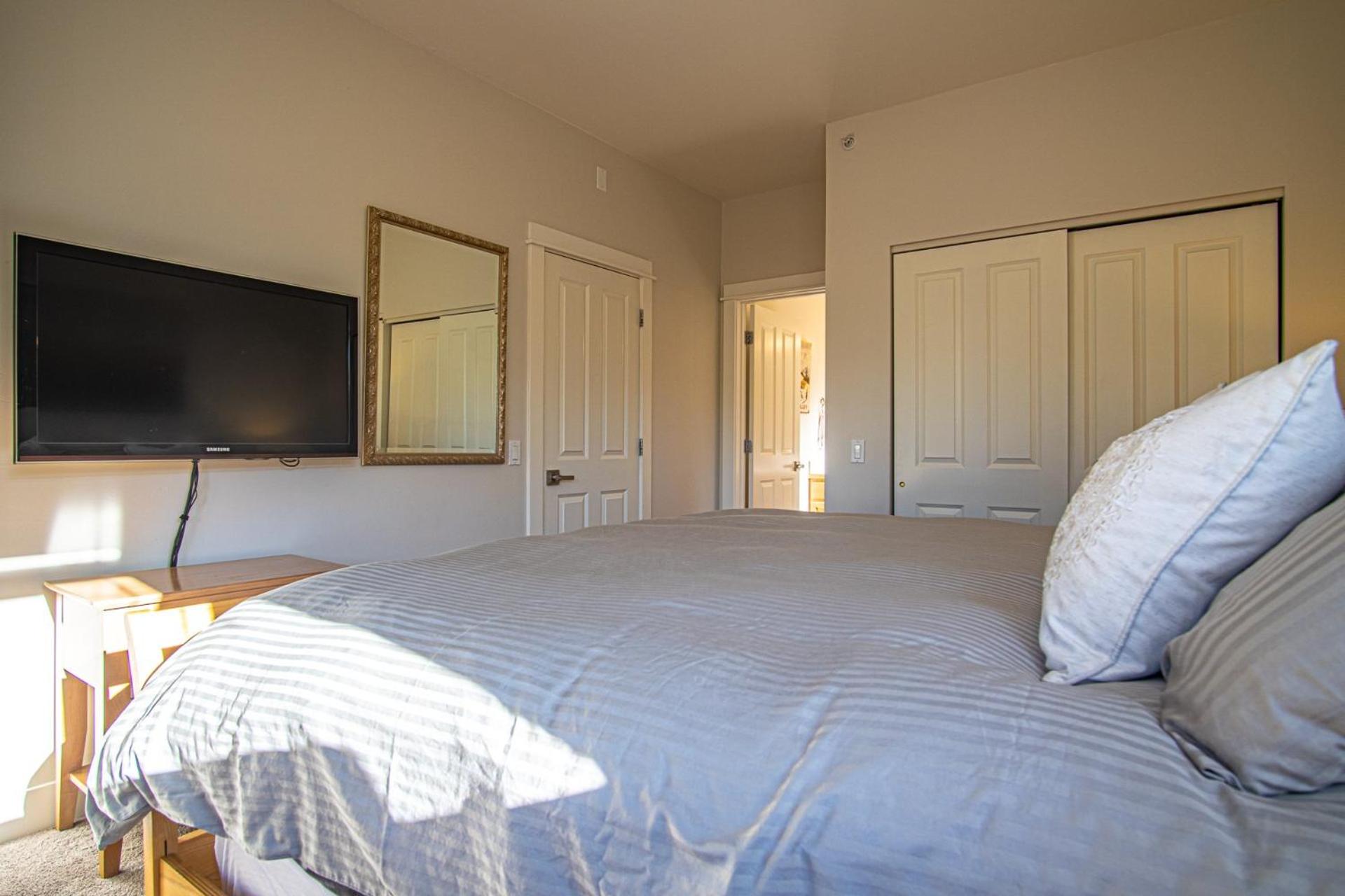 Snow Star Skylight - 3BD 3BA - Hot Tub, Gym, Walk to Ski!