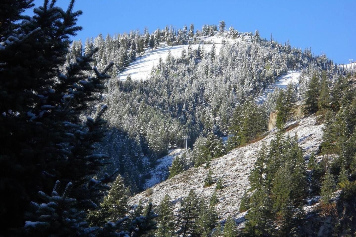 Snow Star Skylight - 3BD 3BA - Hot Tub, Gym, Walk to Ski!