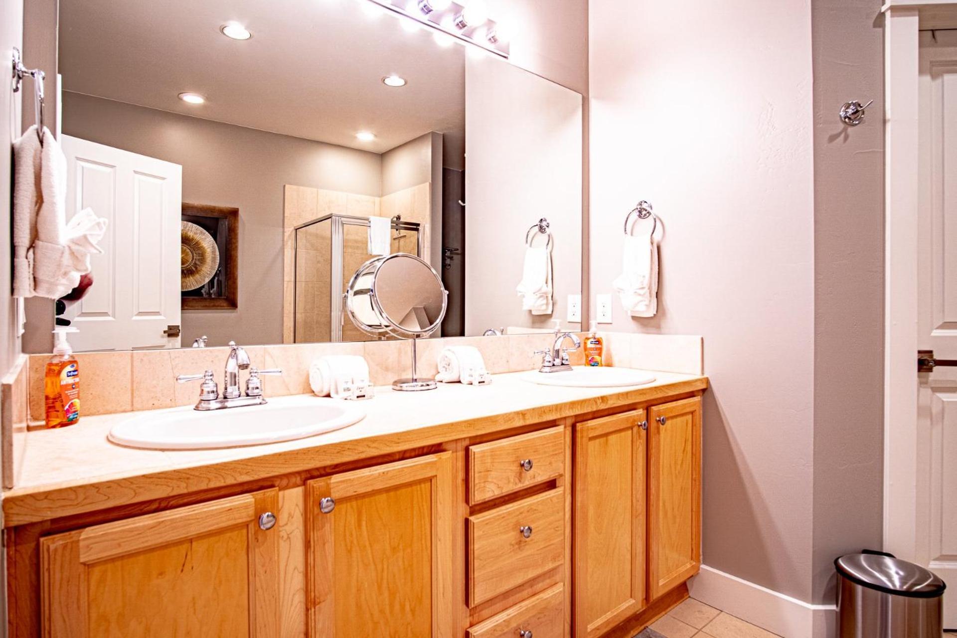 Snow Star Skylight - 3BD 3BA - Hot Tub, Gym, Walk to Ski!