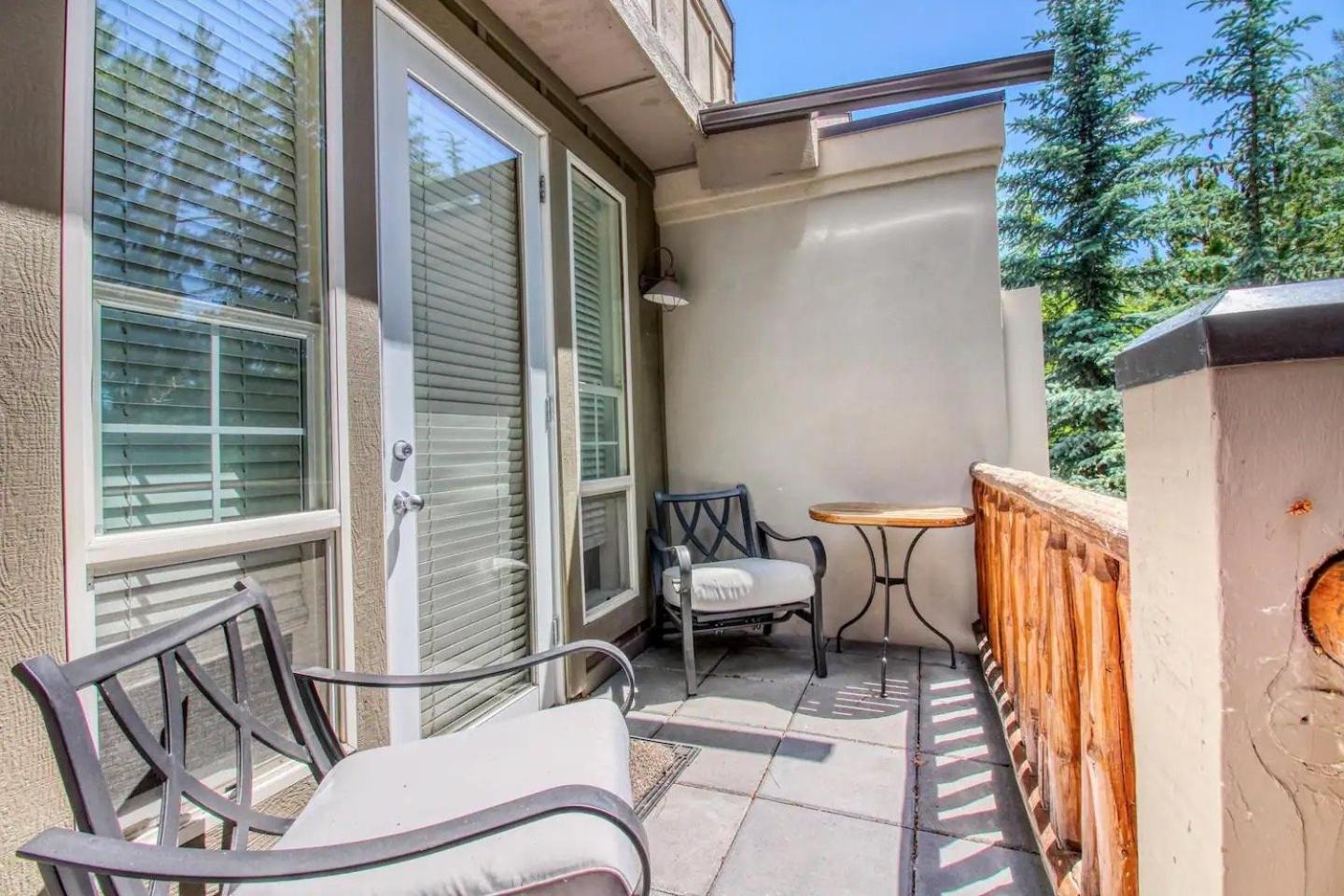 Snow Star Skylight - 3BD 3BA - Hot Tub, Gym, Walk to Ski!